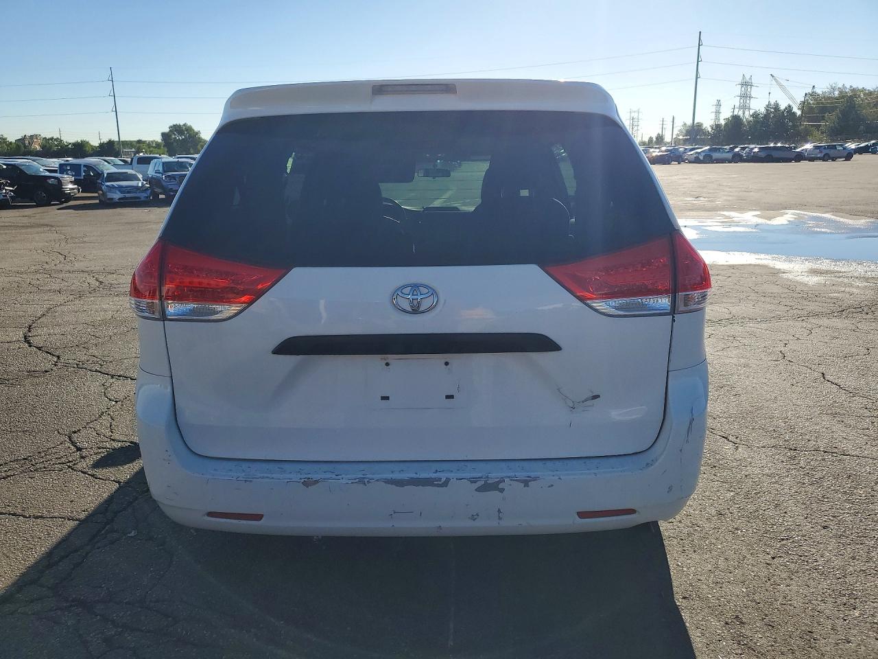 2012 Toyota Sienna Base 7-passenger White vin: 5TDZK3DC0CS187376