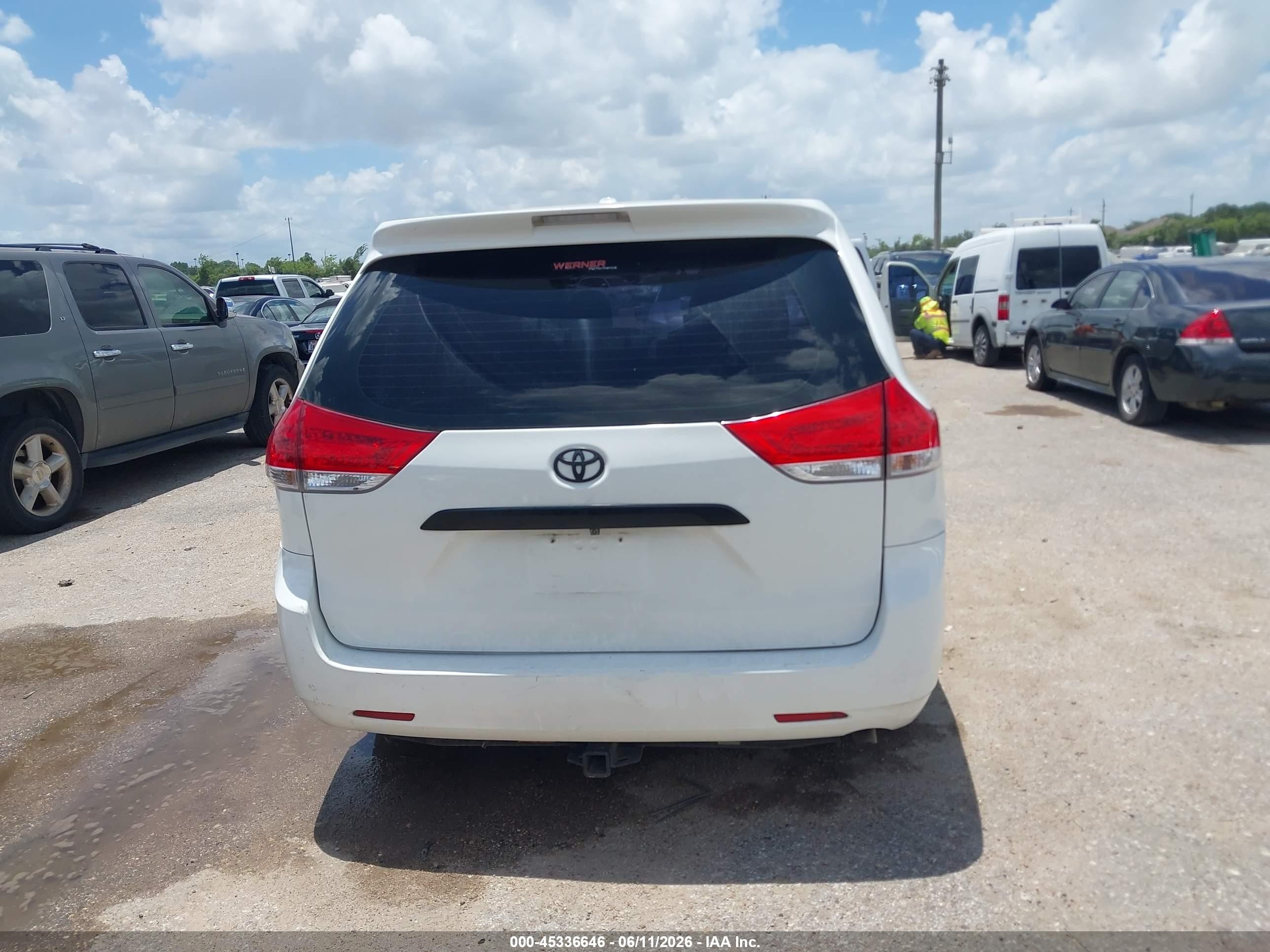 2012 Toyota Sienna Base V6 7 Passenger White vin: 5TDZK3DC0CS194313