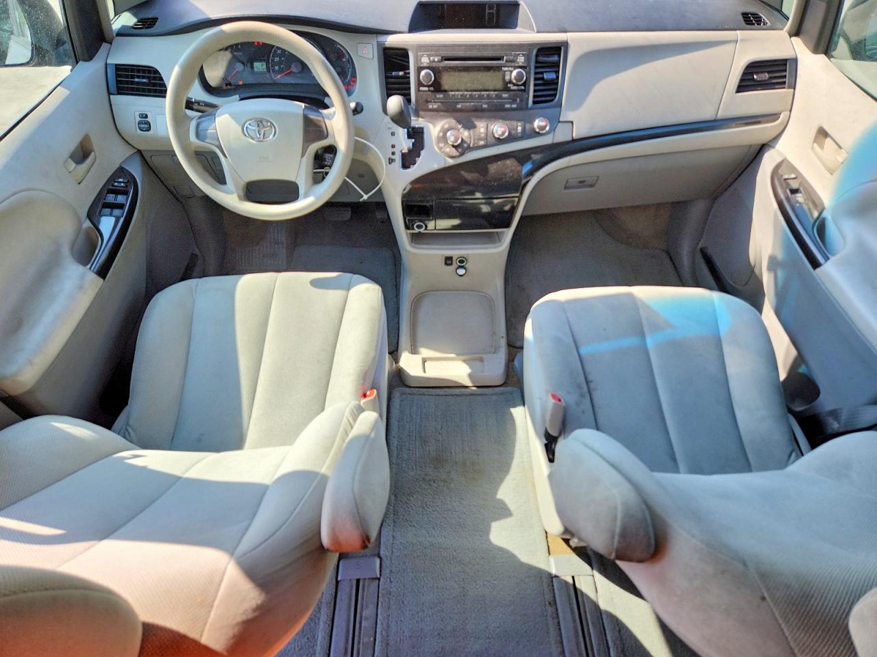 2012 Toyota Sienna Base 7-passenger Silver vin: 5TDZK3DC0CS199995