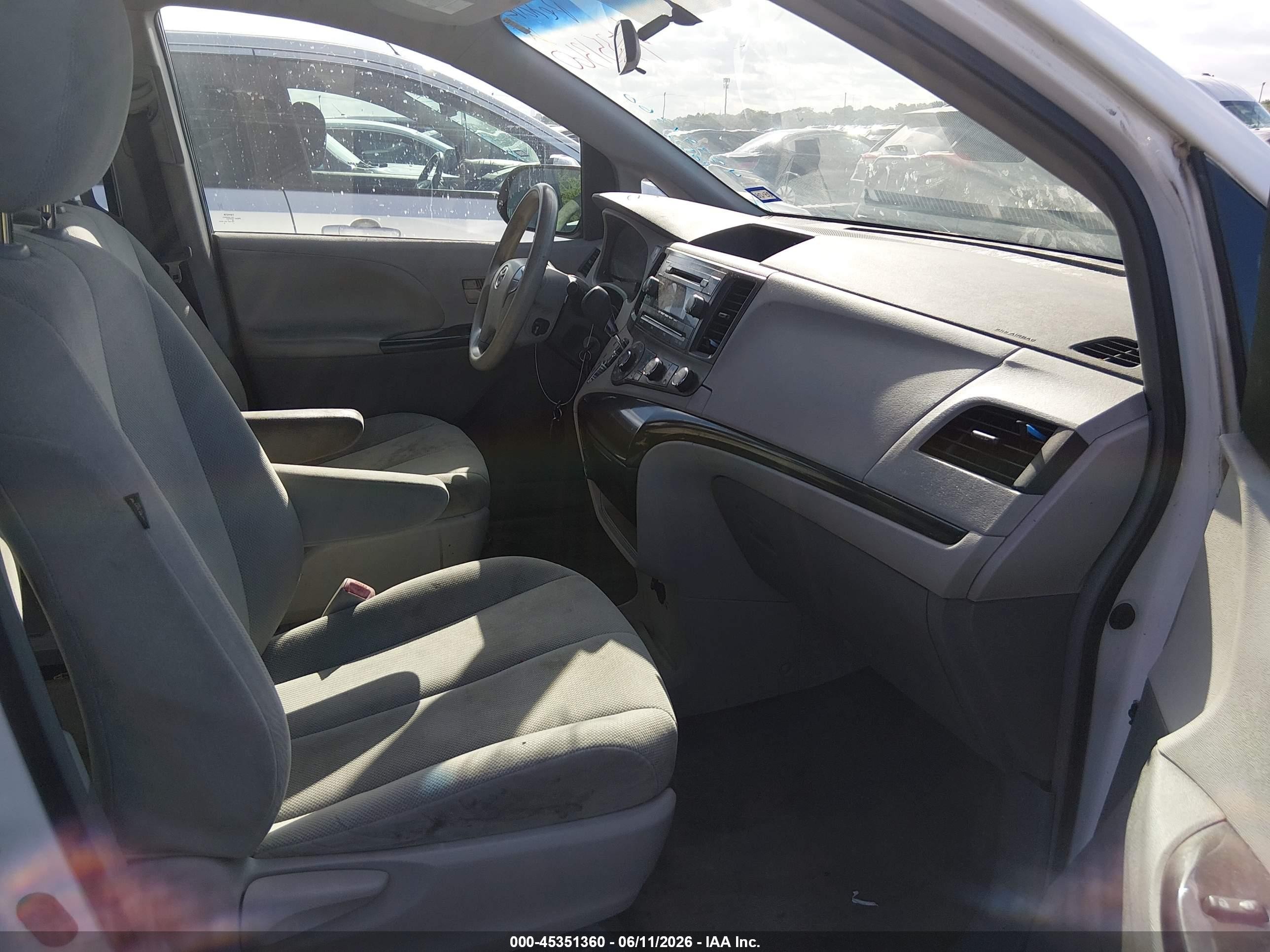 2013 Toyota Sienna L V6 7 Passenger White vin: 5TDZK3DC0DS306500