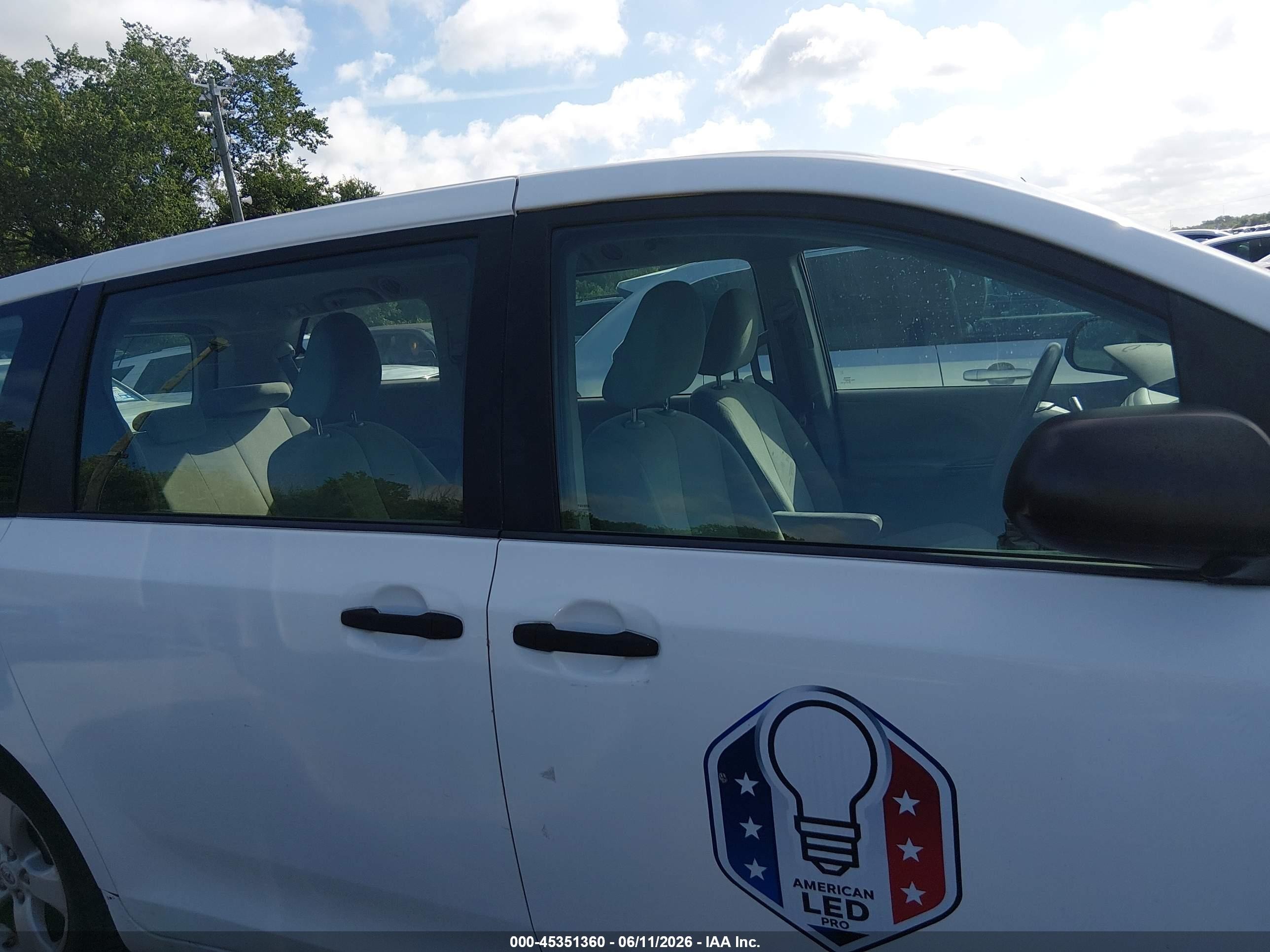 2013 Toyota Sienna L V6 7 Passenger White vin: 5TDZK3DC0DS306500