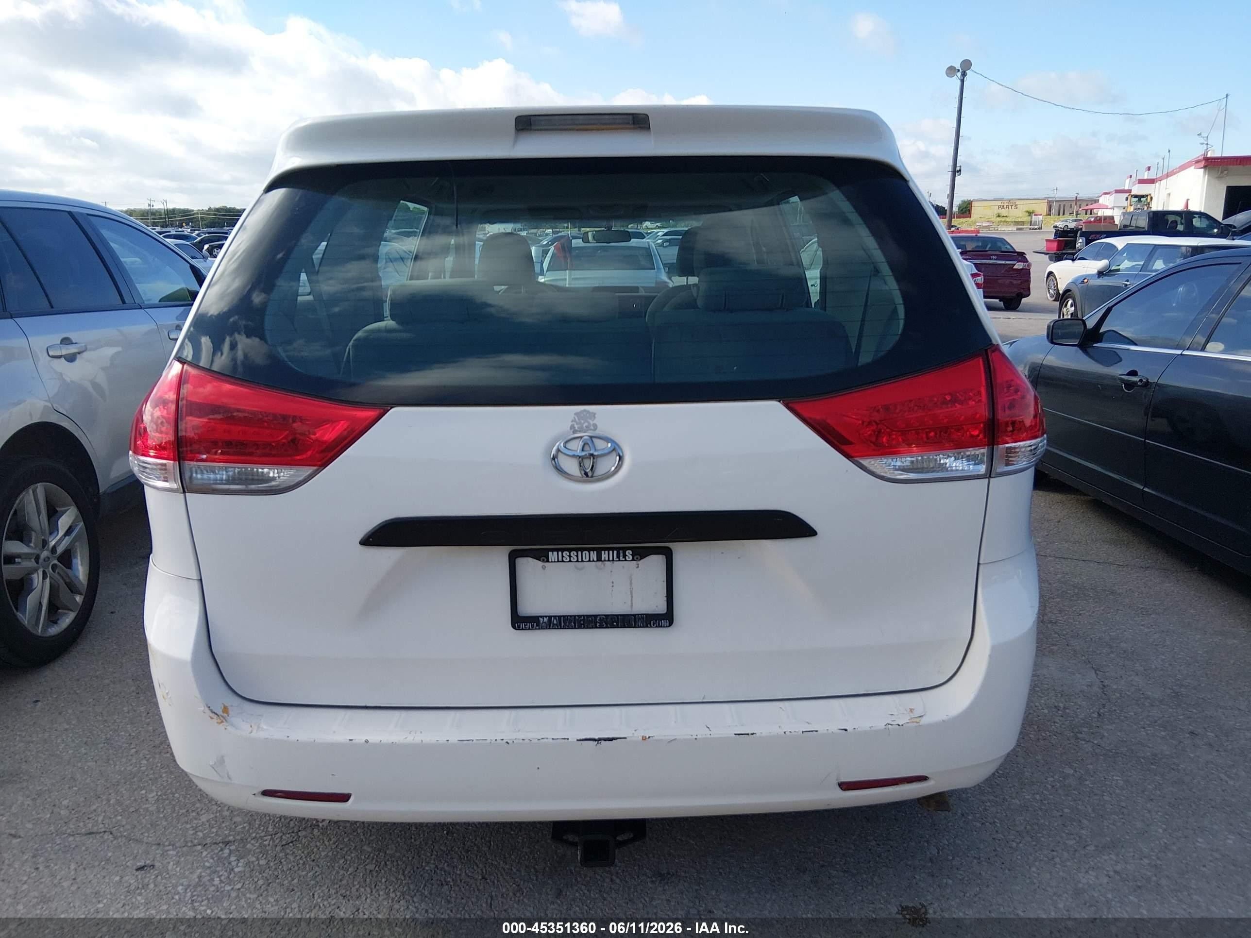 2013 Toyota Sienna L V6 7 Passenger White vin: 5TDZK3DC0DS306500