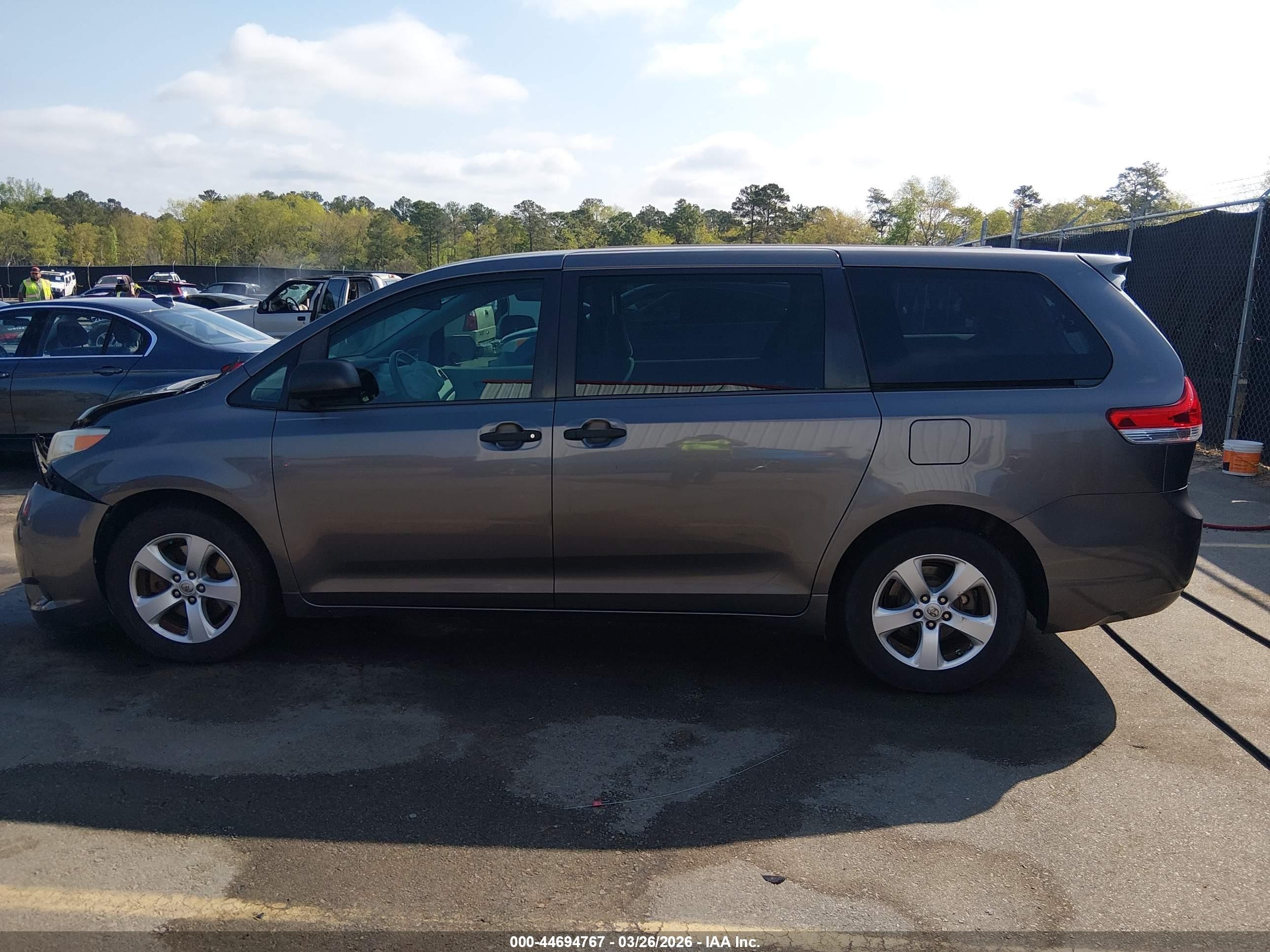 2013 Toyota Sienna L V6 7 Passenger Silver vin: 5TDZK3DC0DS316475