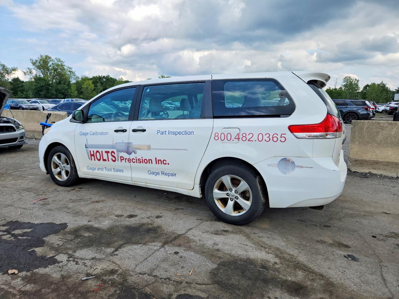 2014 Toyota Sienna L 7-passenger White vin: 5TDZK3DC0ES409580