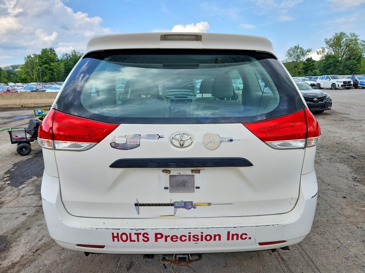 2014 Toyota Sienna L 7-passenger White vin: 5TDZK3DC0ES409580
