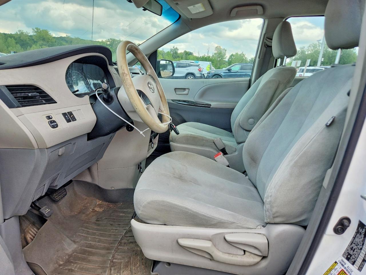 2014 Toyota Sienna L 7-passenger White vin: 5TDZK3DC0ES409580