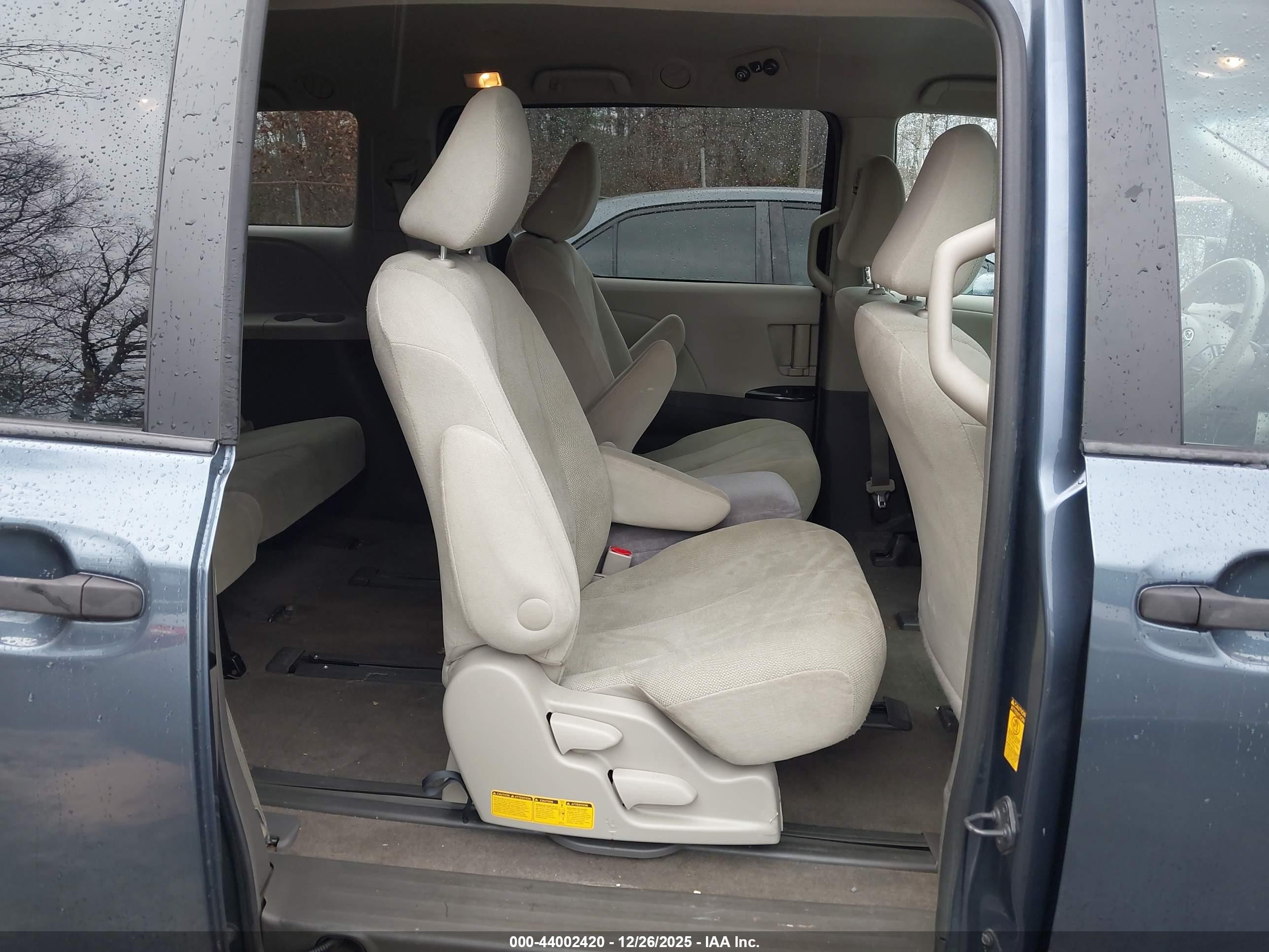 2014 Toyota Sienna L V6 7 Passenger Blue vin: 5TDZK3DC0ES500638