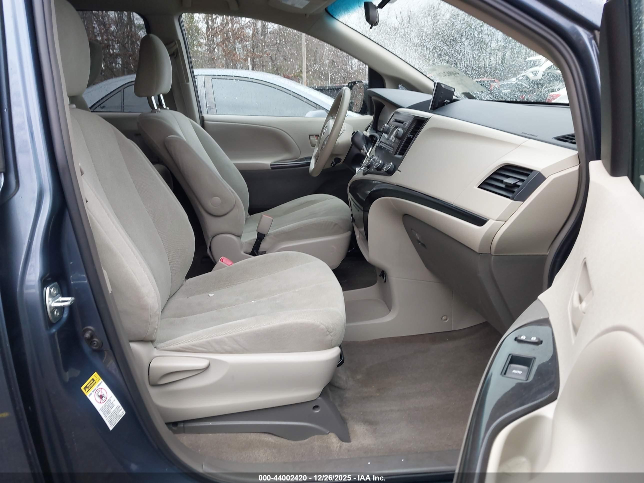 2014 Toyota Sienna L V6 7 Passenger Blue vin: 5TDZK3DC0ES500638