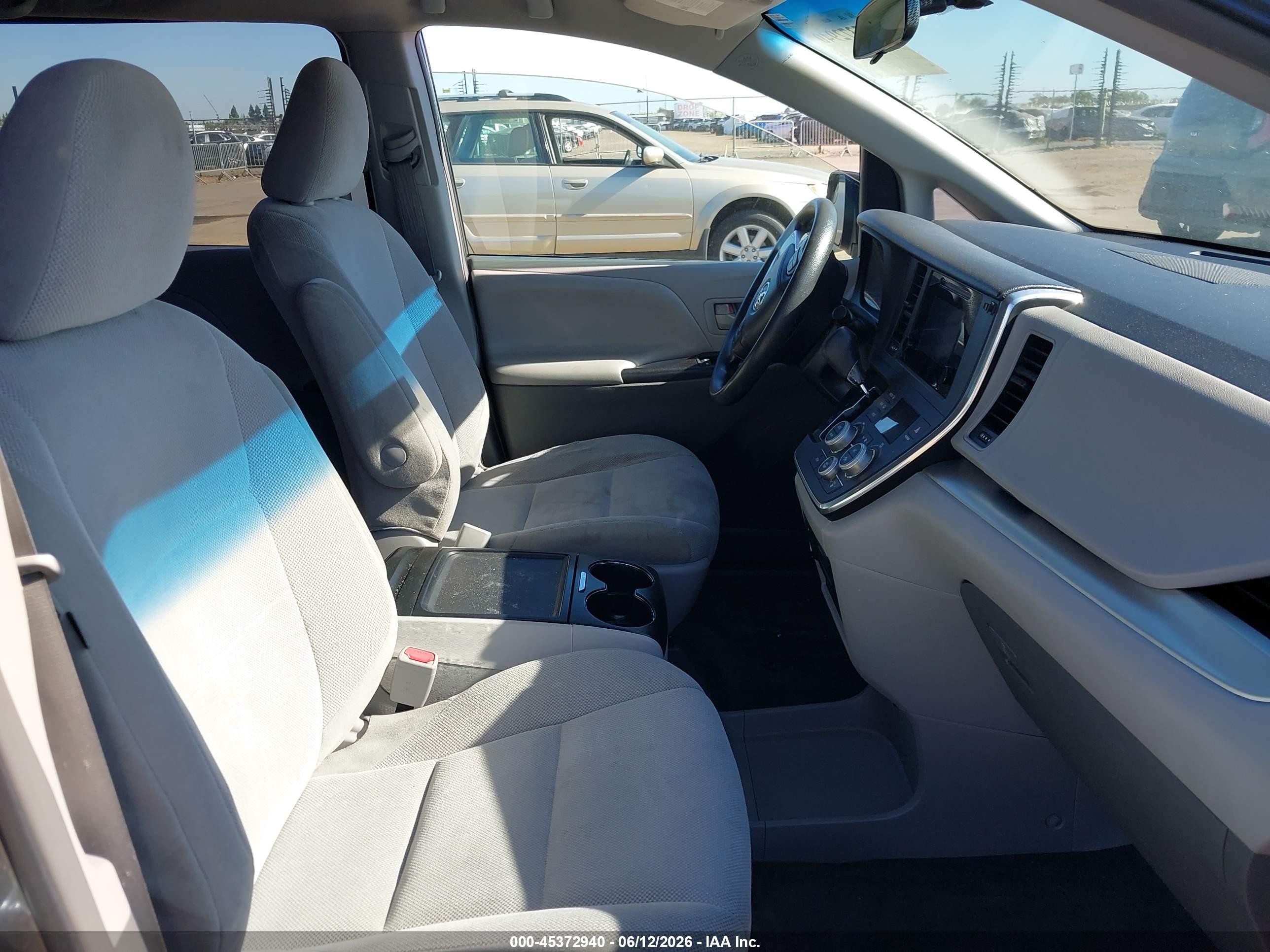2015 Toyota Sienna L 7 Passenger Серый vin: 5TDZK3DC0FS613264