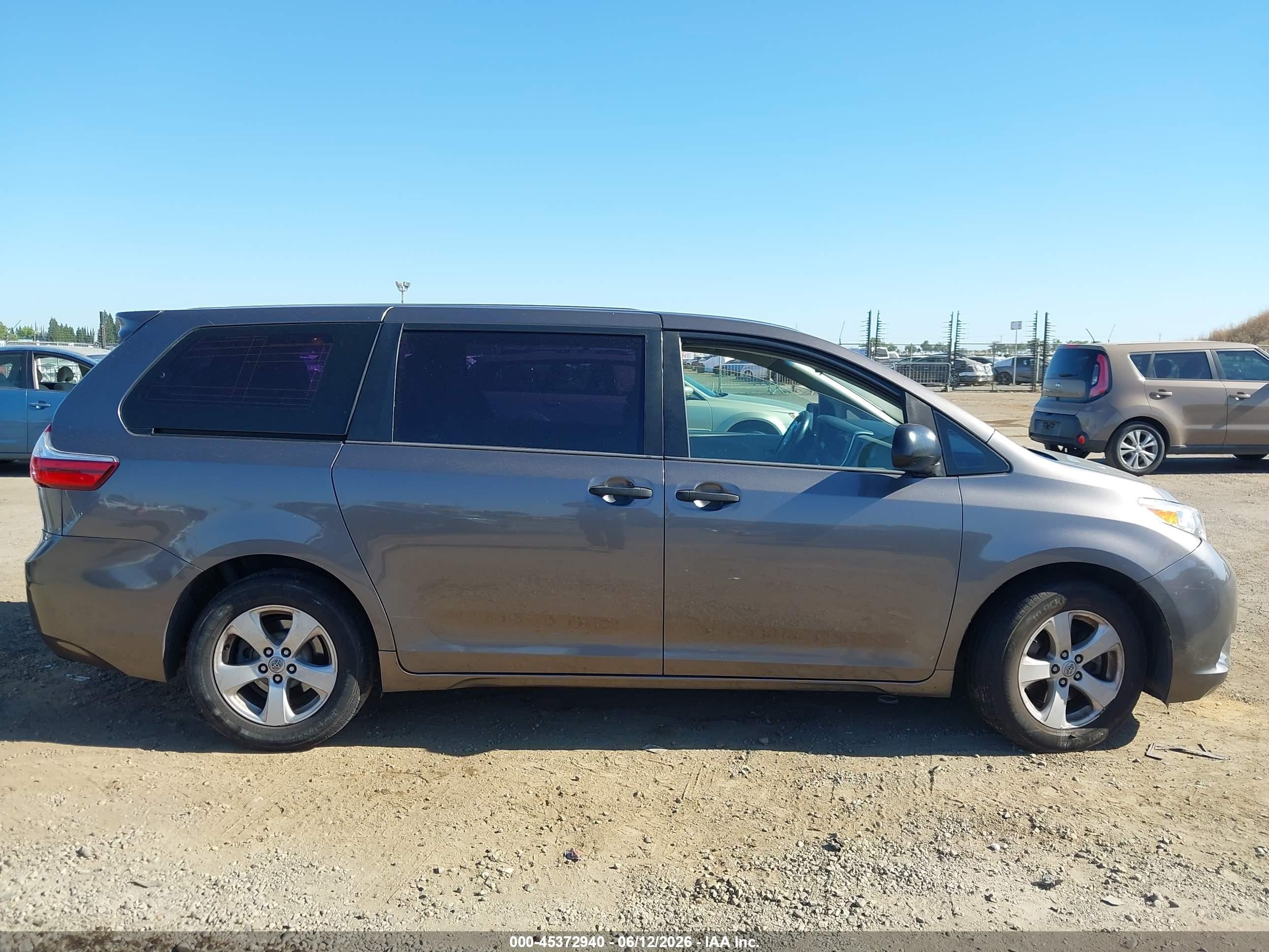 2015 Toyota Sienna L 7 Passenger Серый vin: 5TDZK3DC0FS613264