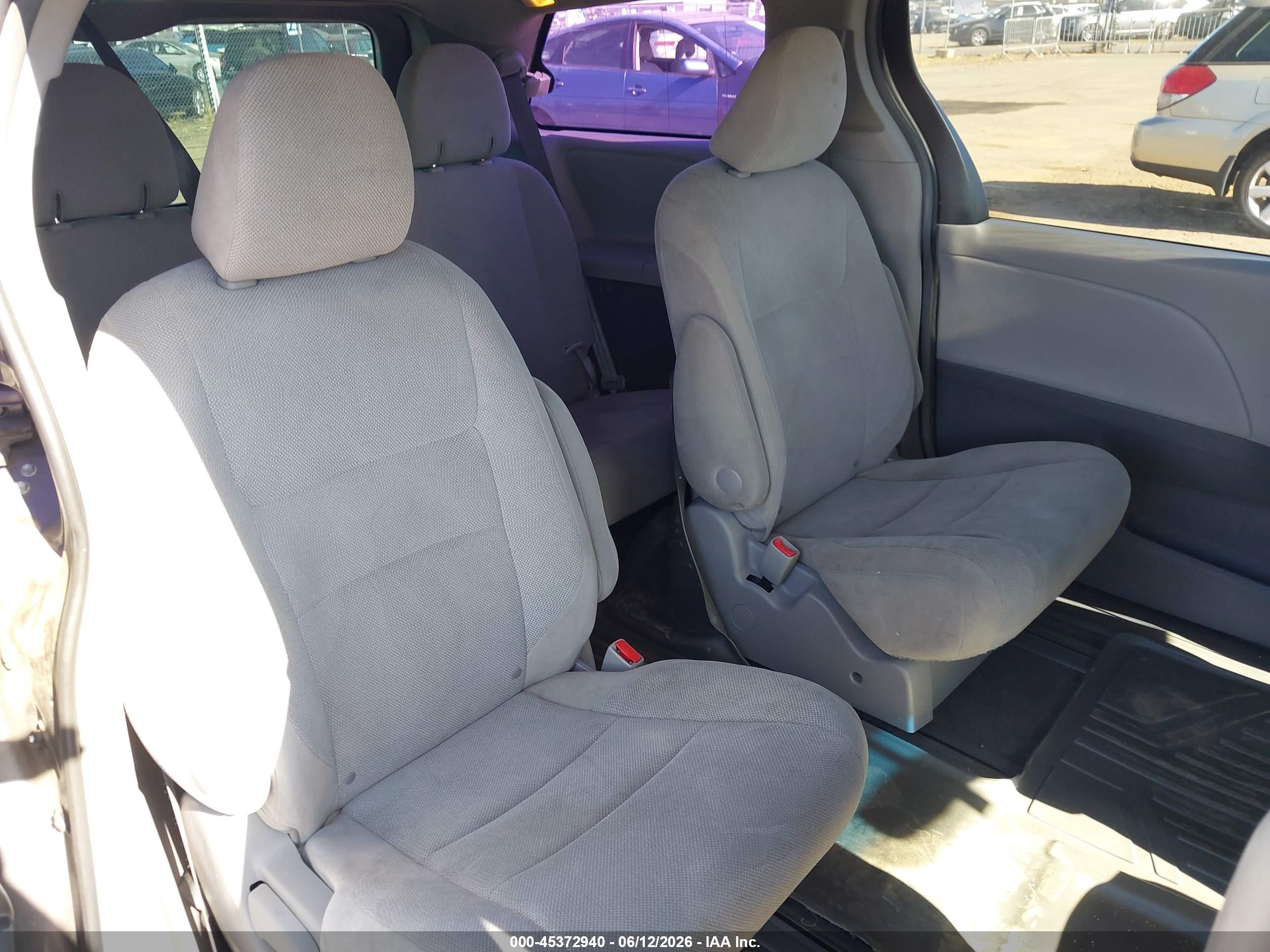 2015 Toyota Sienna L 7 Passenger Серый vin: 5TDZK3DC0FS613264