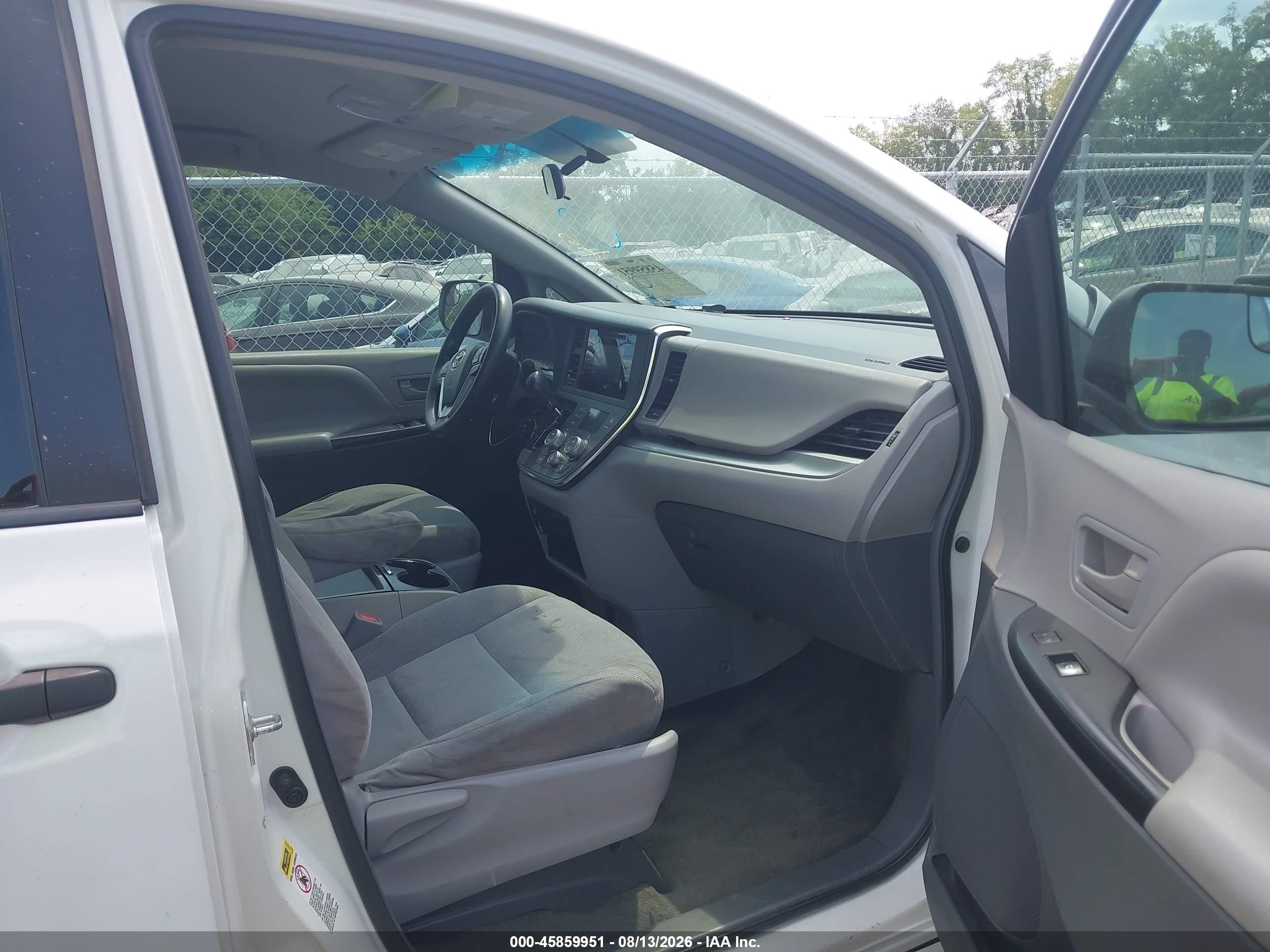 2015 Toyota Sienna L 7 Passenger White vin: 5TDZK3DC0FS667356