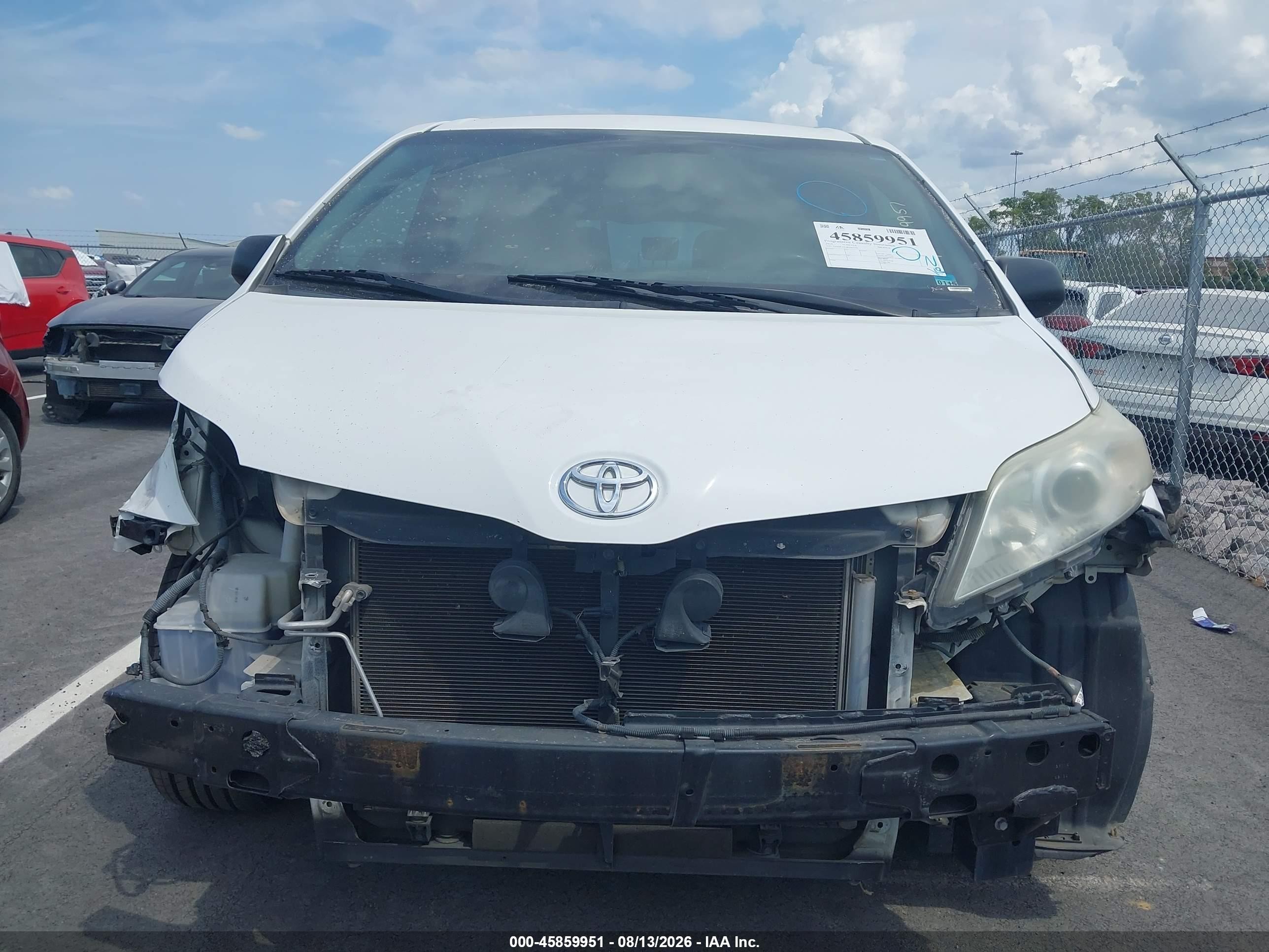 2015 Toyota Sienna L 7 Passenger White vin: 5TDZK3DC0FS667356