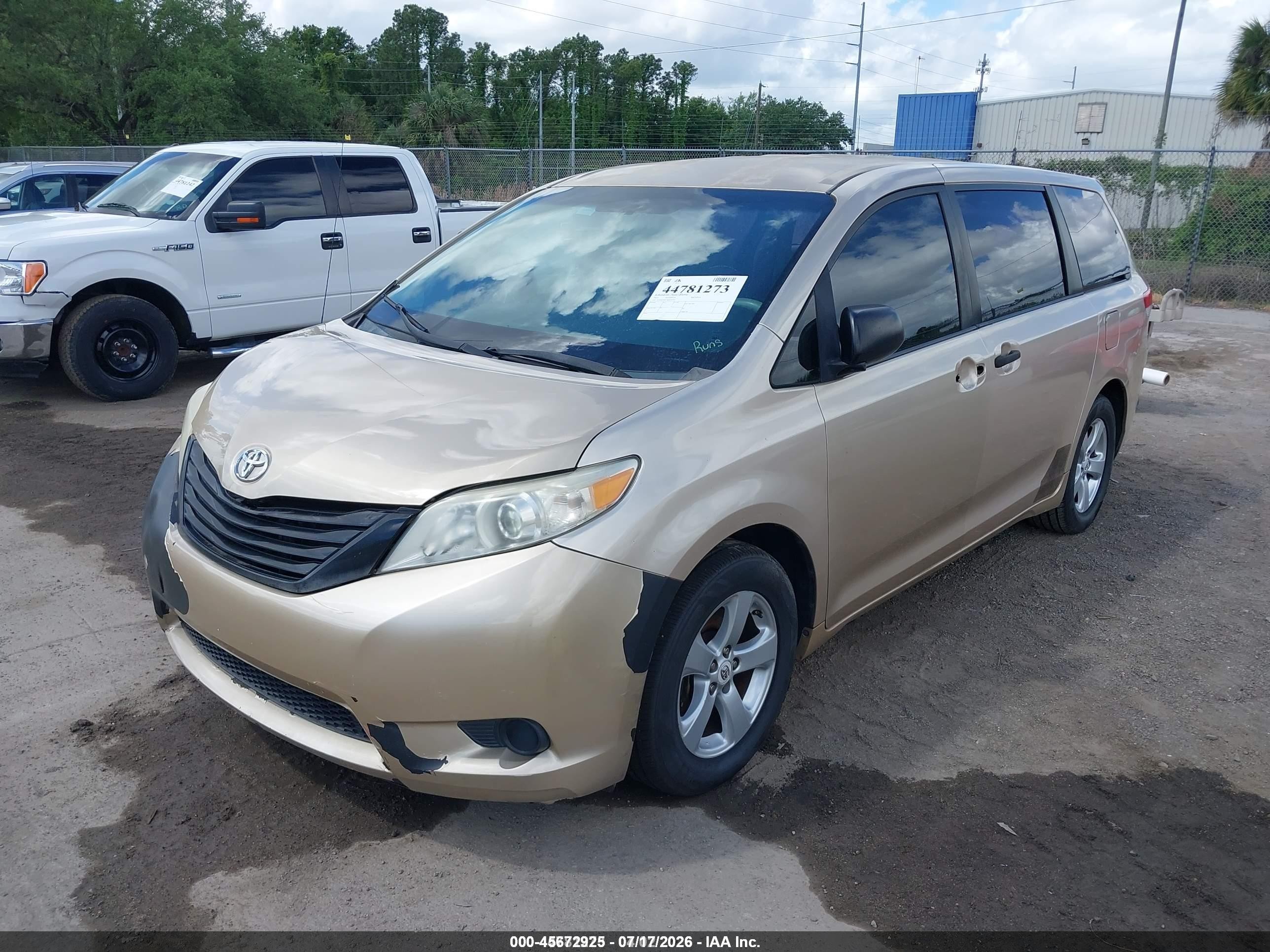 2011 Toyota Sienna Base V6 Gold vin: 5TDZK3DC1BS019339