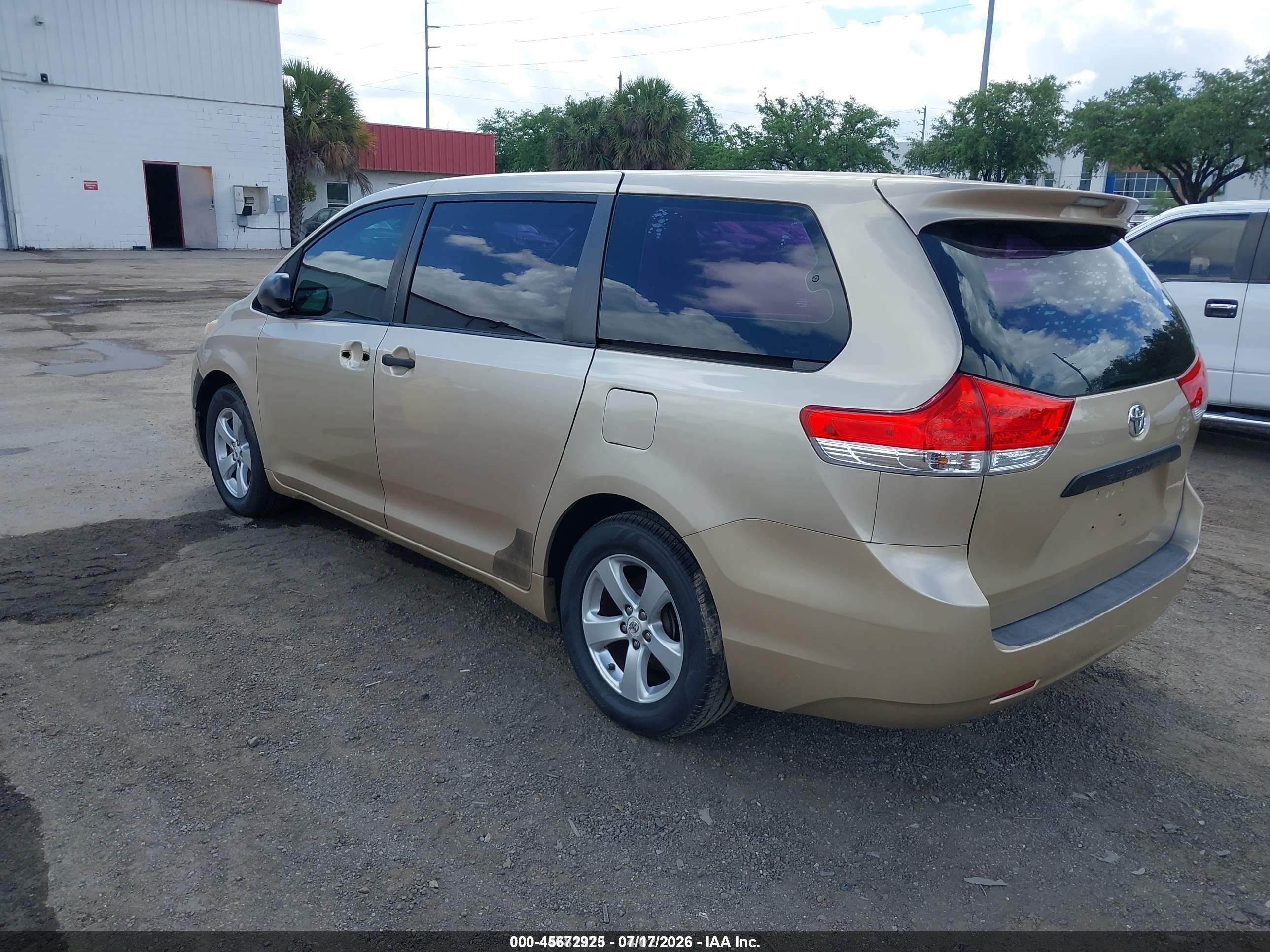 2011 Toyota Sienna Base V6 Gold vin: 5TDZK3DC1BS019339