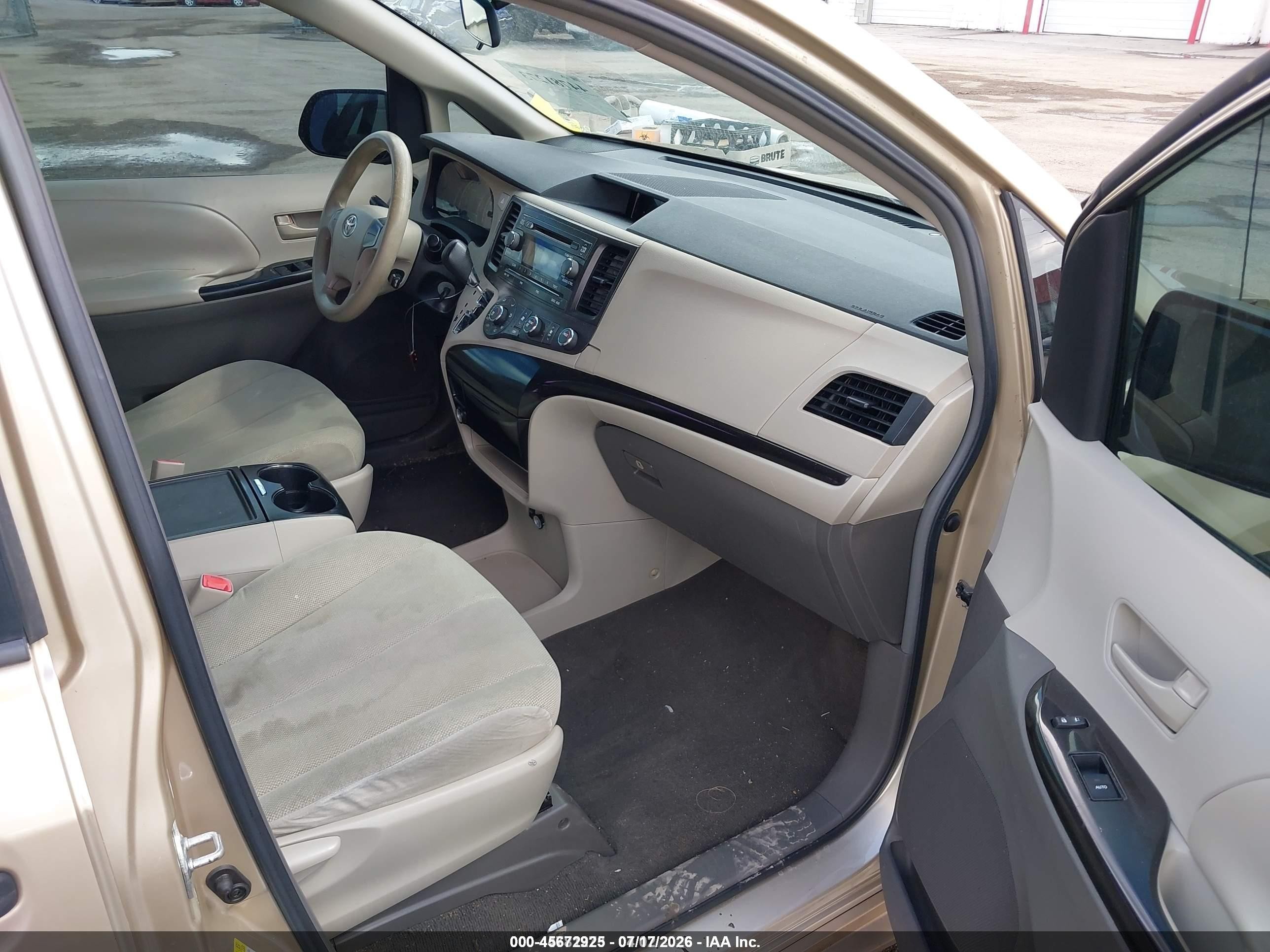 2011 Toyota Sienna Base V6 Gold vin: 5TDZK3DC1BS019339