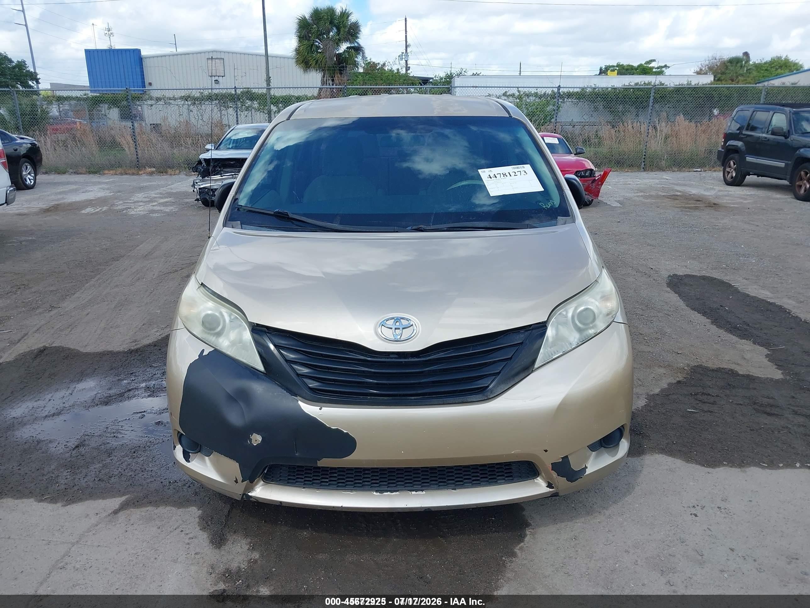 2011 Toyota Sienna Base V6 Gold vin: 5TDZK3DC1BS019339