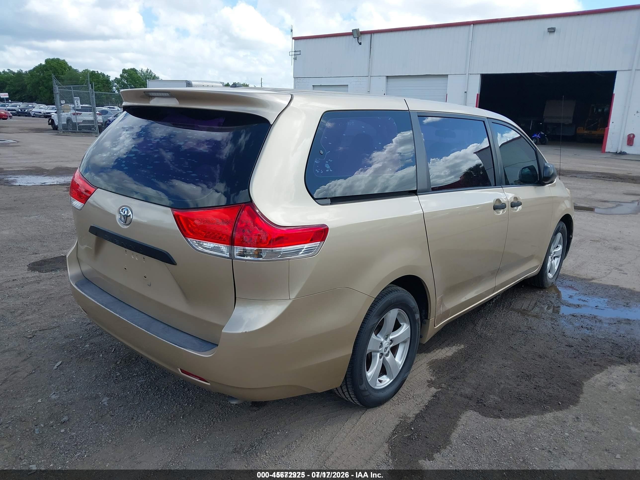 2011 Toyota Sienna Base V6 Gold vin: 5TDZK3DC1BS019339