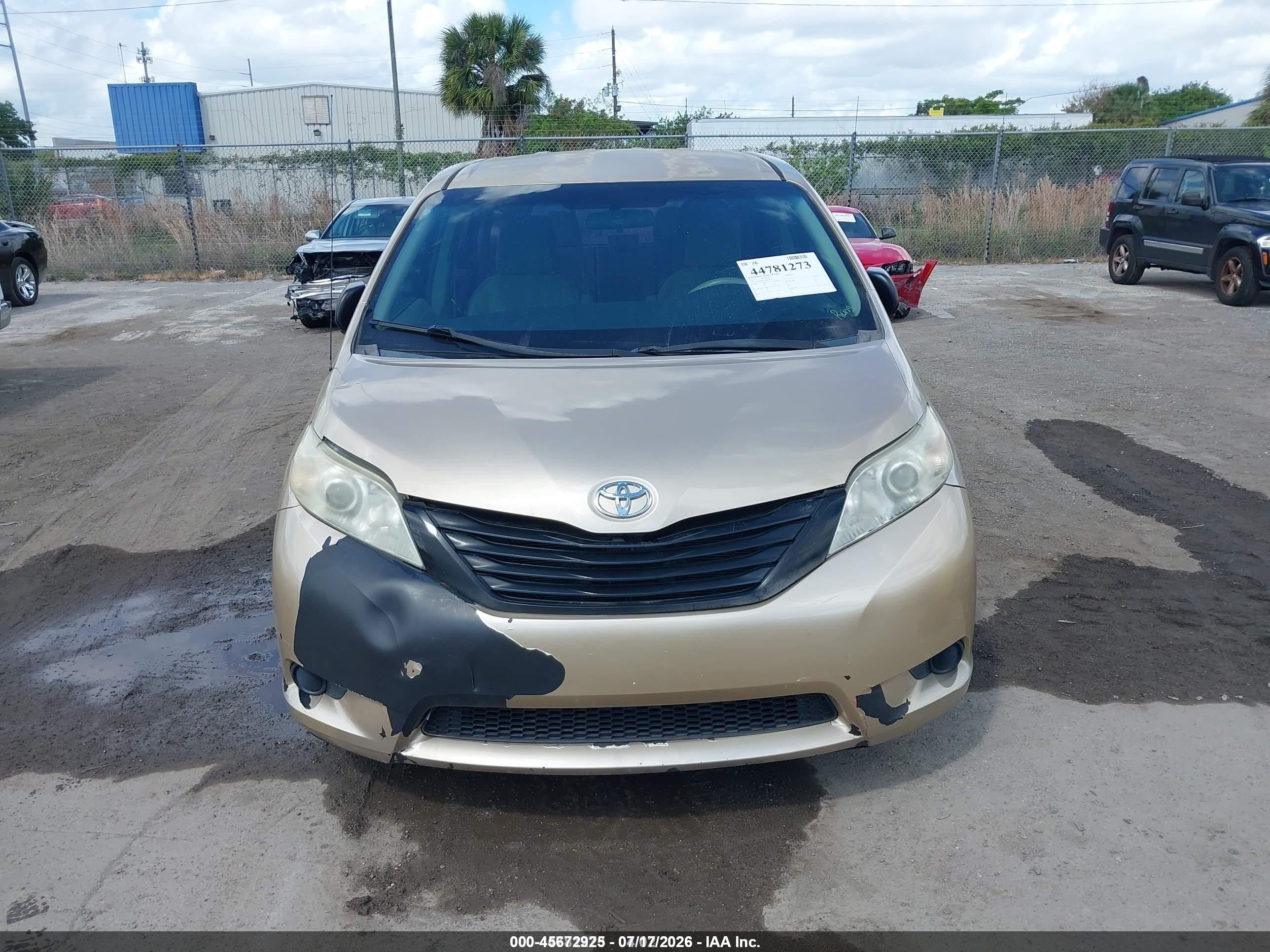 2011 Toyota Sienna Base V6 Gold vin: 5TDZK3DC1BS019339