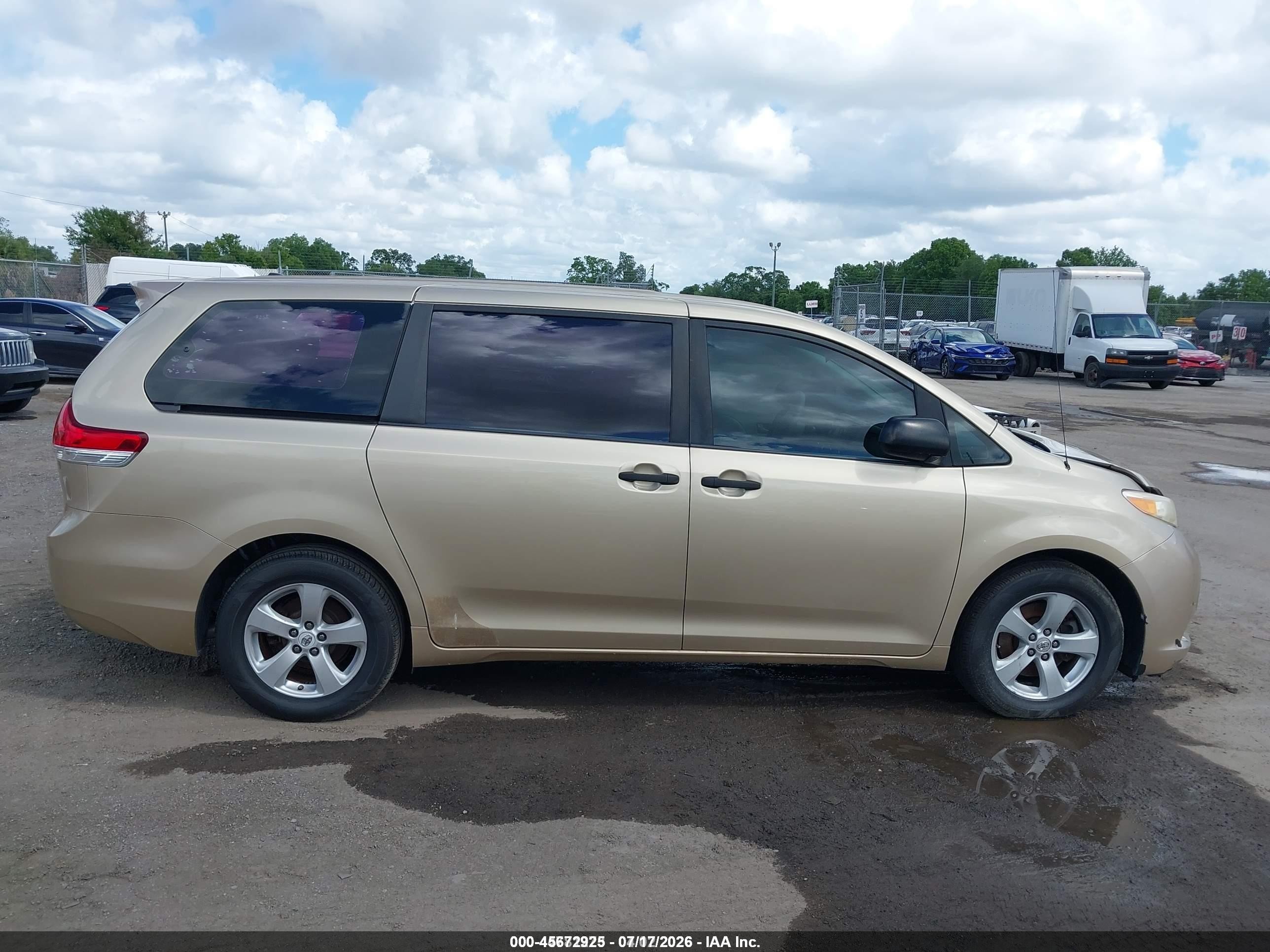 2011 Toyota Sienna Base V6 Gold vin: 5TDZK3DC1BS019339