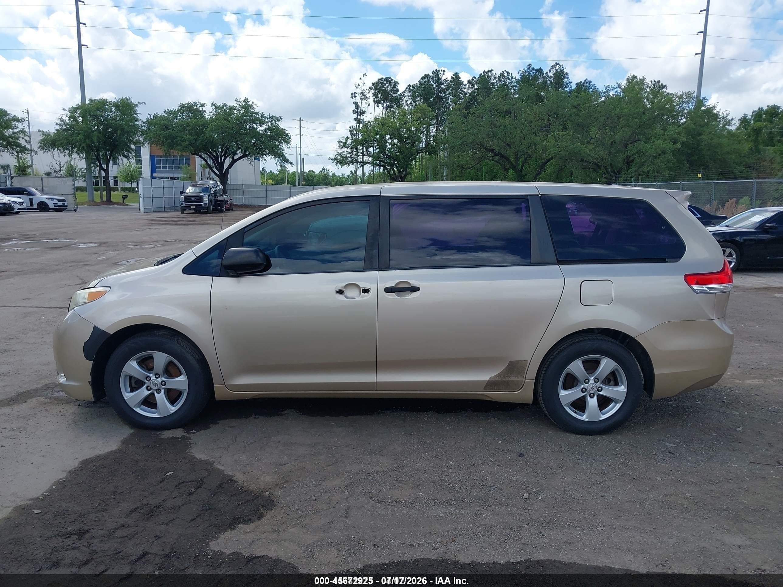 2011 Toyota Sienna Base V6 Gold vin: 5TDZK3DC1BS019339