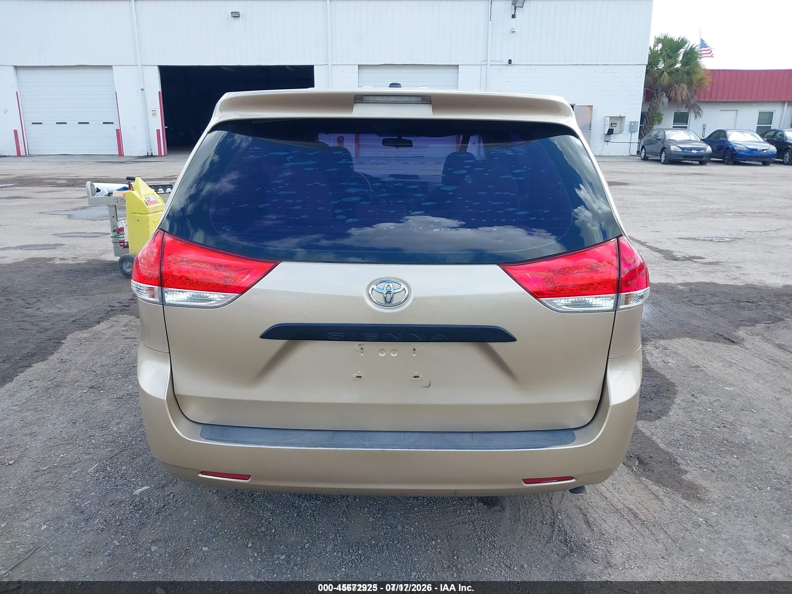 2011 Toyota Sienna Base V6 Gold vin: 5TDZK3DC1BS019339