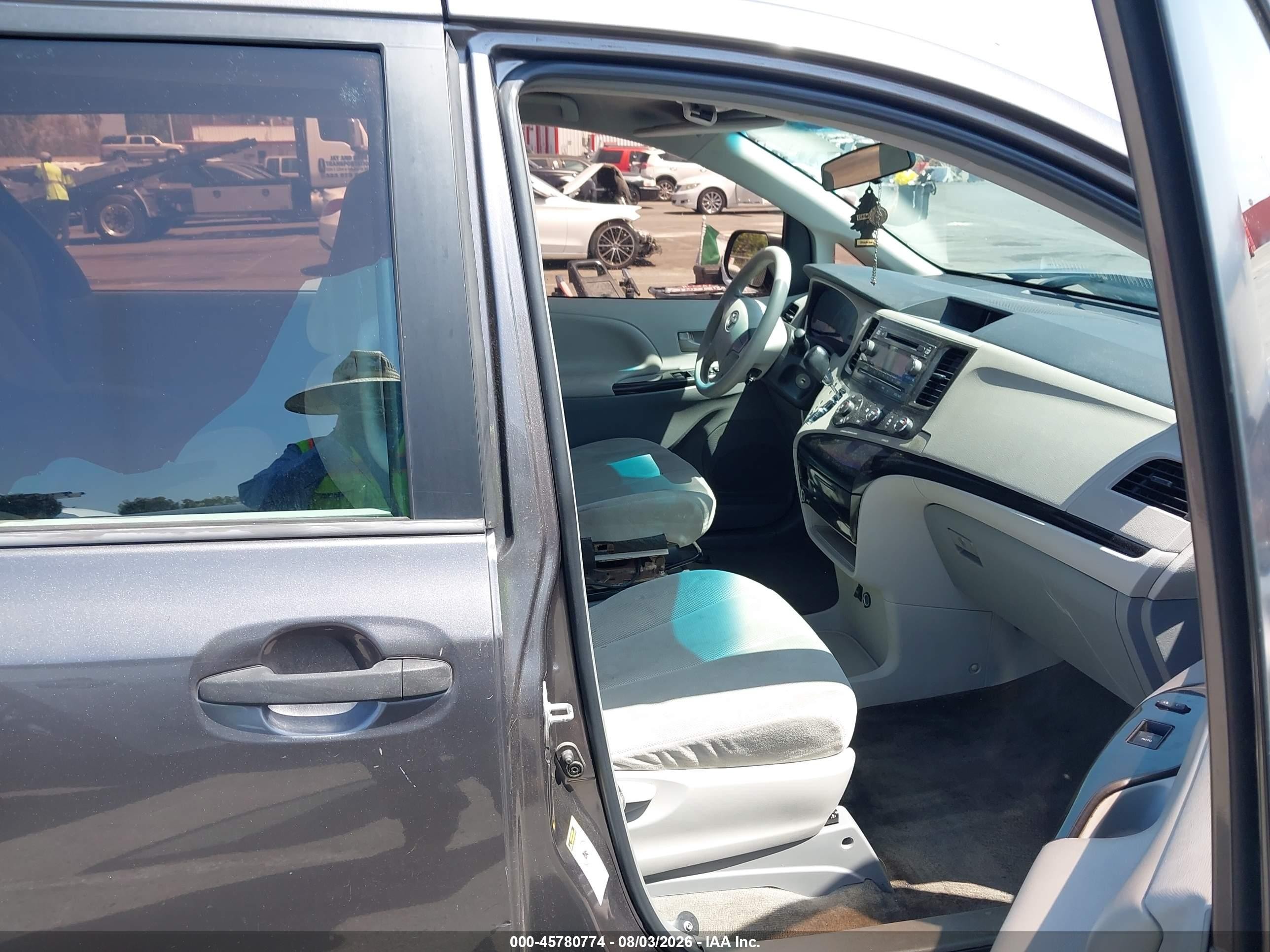 2012 Toyota Sienna Base V6 7 Passenger Серый vin: 5TDZK3DC1CS277233