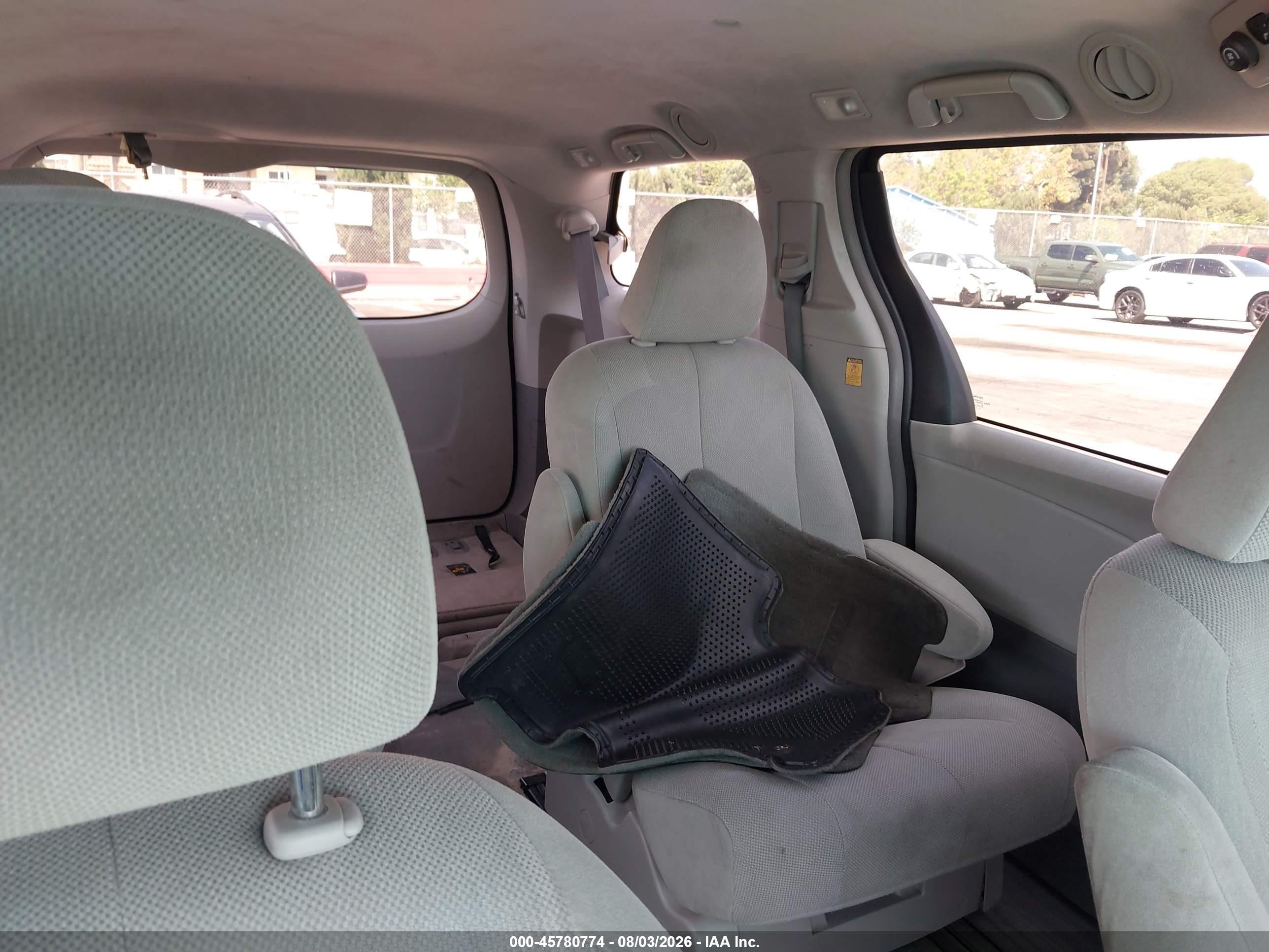 2012 Toyota Sienna Base V6 7 Passenger Серый vin: 5TDZK3DC1CS277233