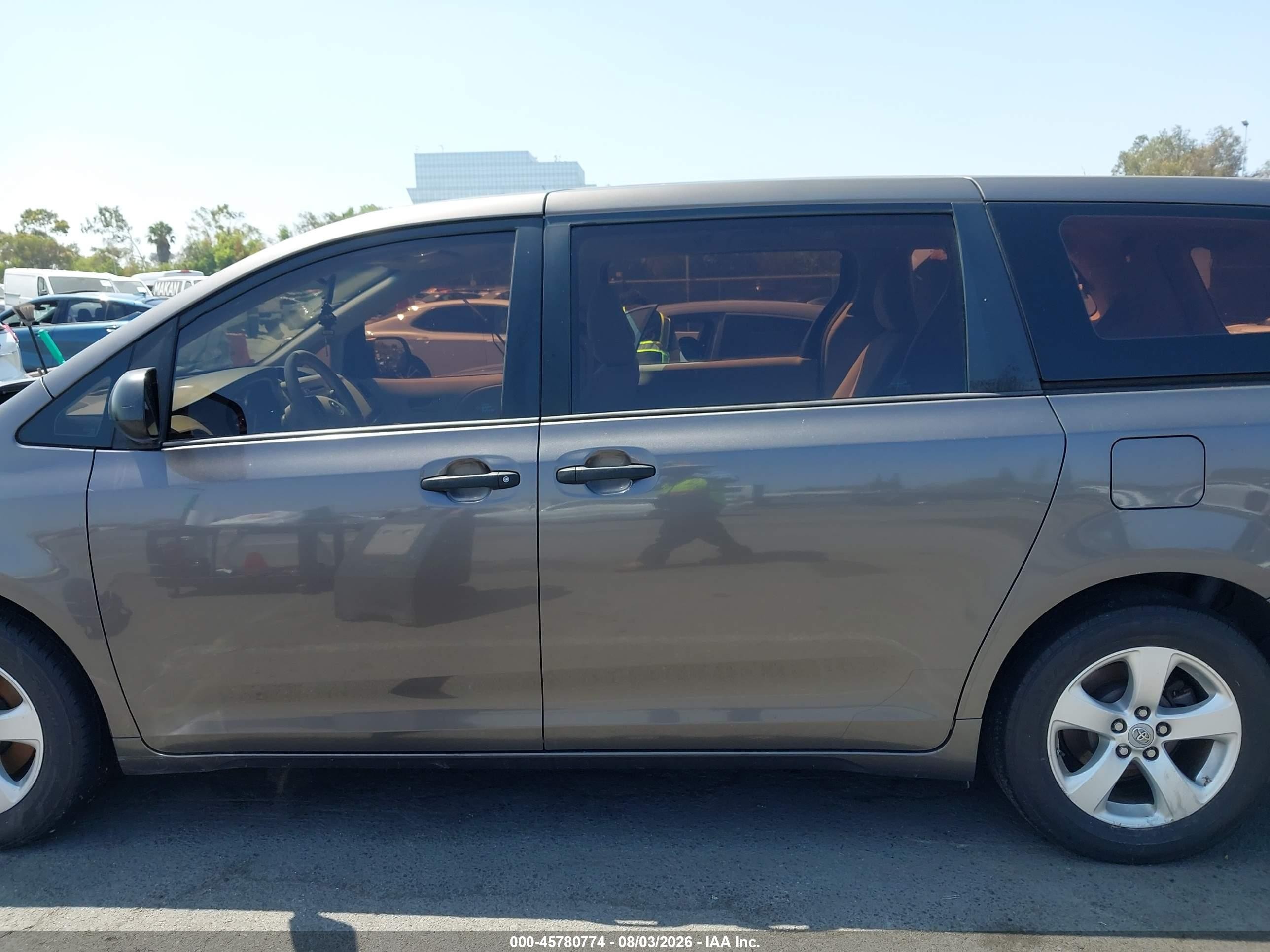 2012 Toyota Sienna Base V6 7 Passenger Серый vin: 5TDZK3DC1CS277233