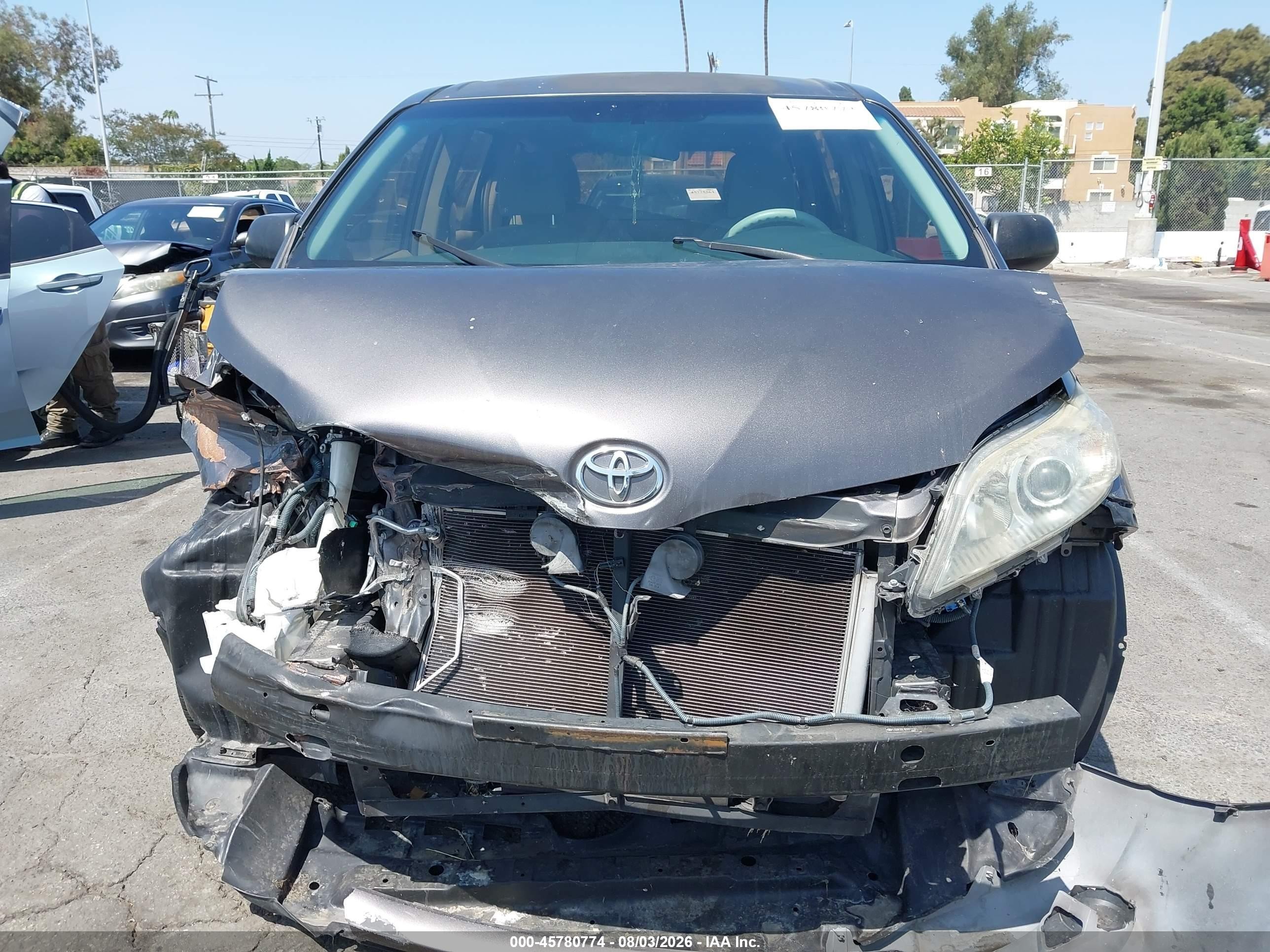 2012 Toyota Sienna Base V6 7 Passenger Серый vin: 5TDZK3DC1CS277233