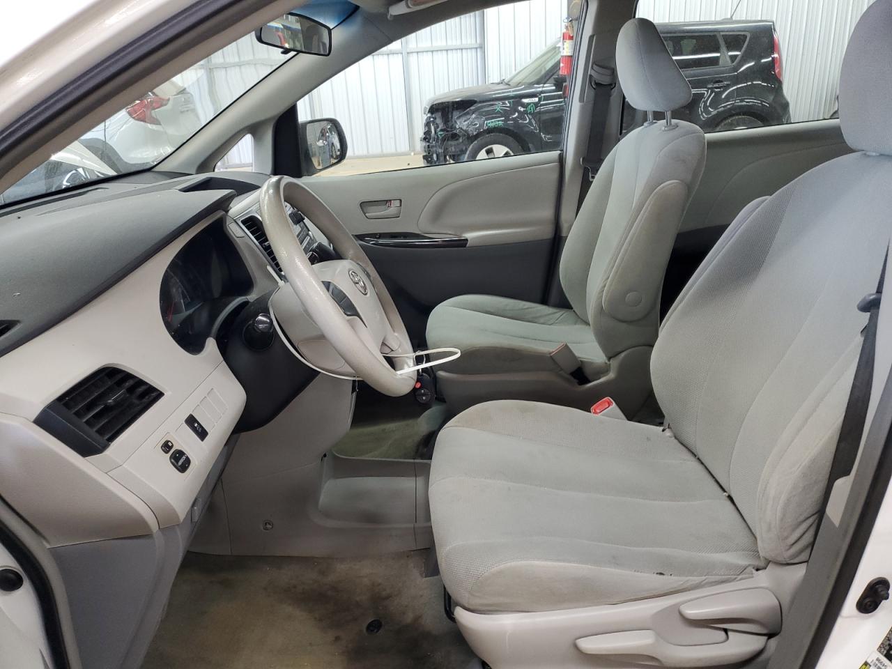 2013 Toyota Sienna Белый vin: 5TDZK3DC1DS383506