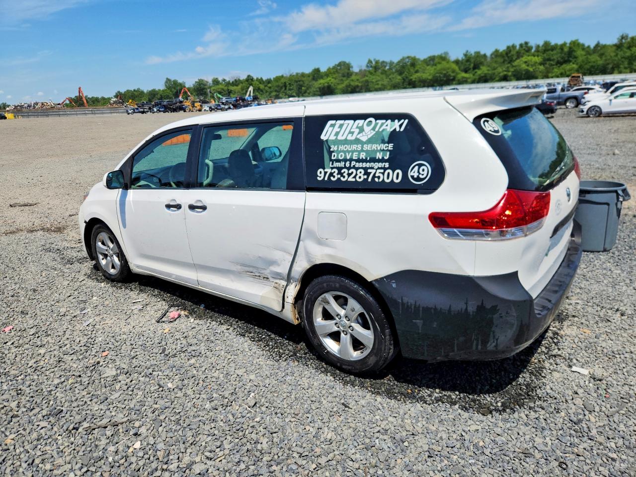 2014 Toyota Sienna L 7-passenger White vin: 5TDZK3DC1ES438571