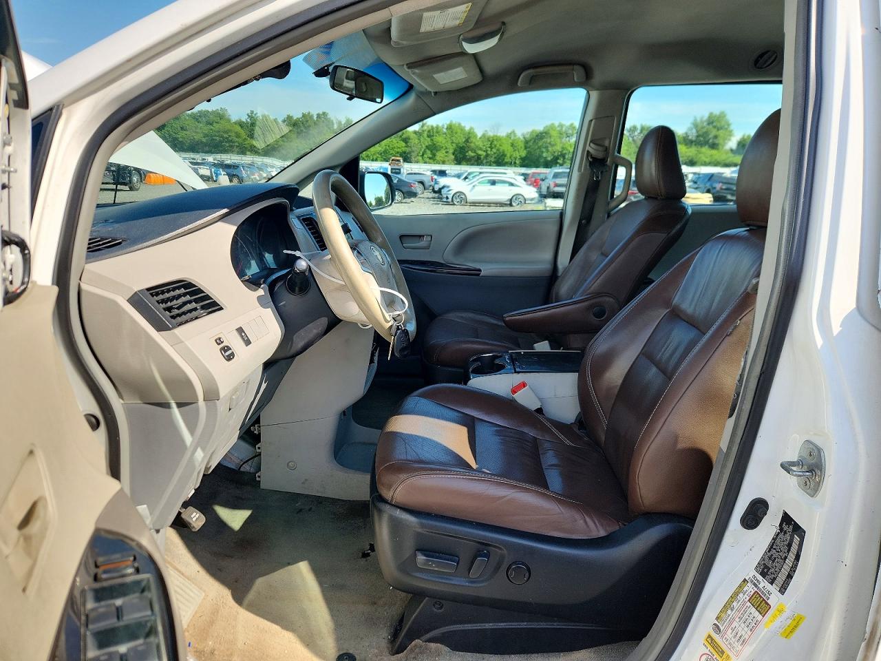 2014 Toyota Sienna L 7-passenger White vin: 5TDZK3DC1ES438571