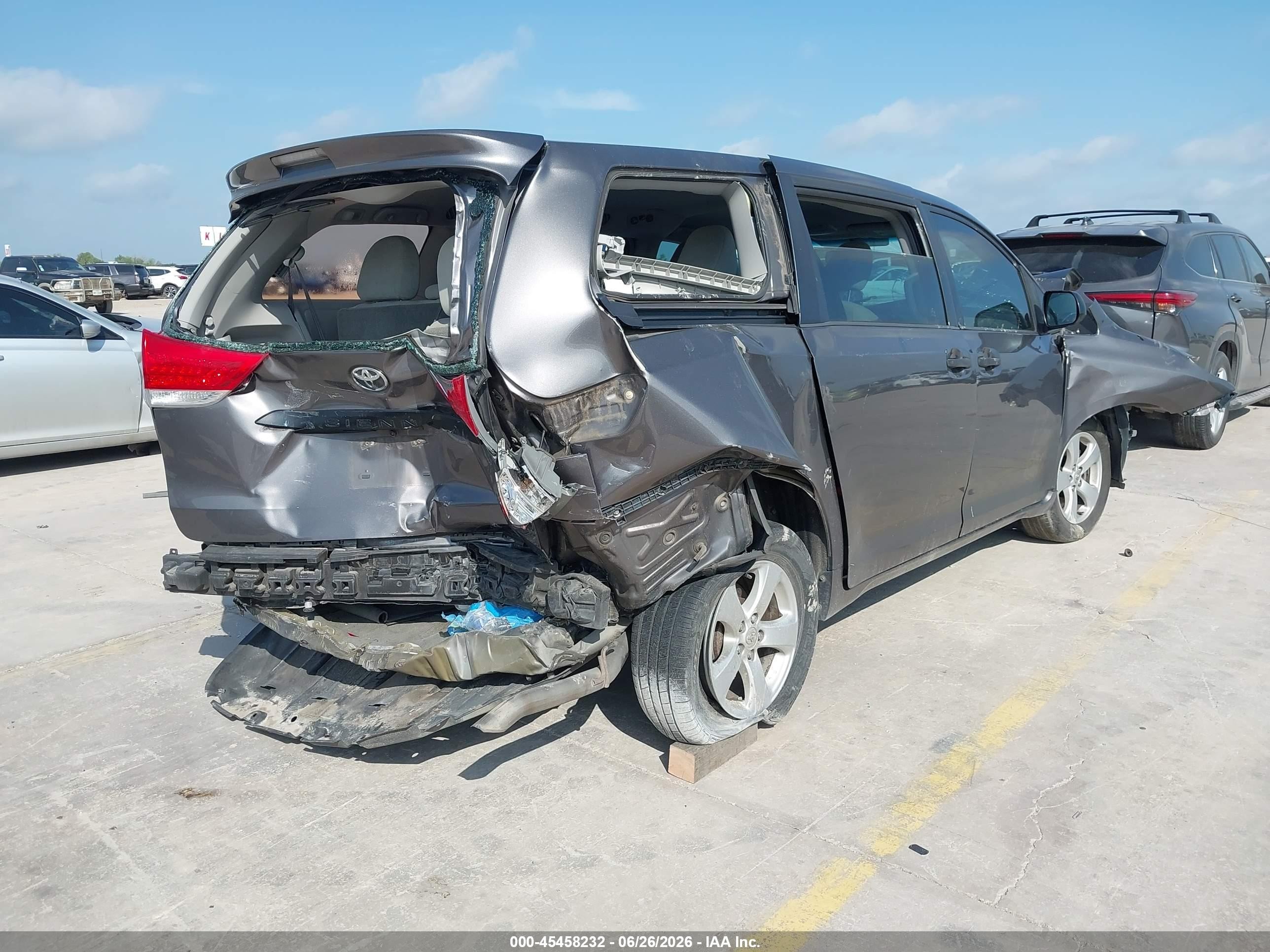 2014 Toyota Sienna L V6 7 Passenger Серый vin: 5TDZK3DC1ES443866
