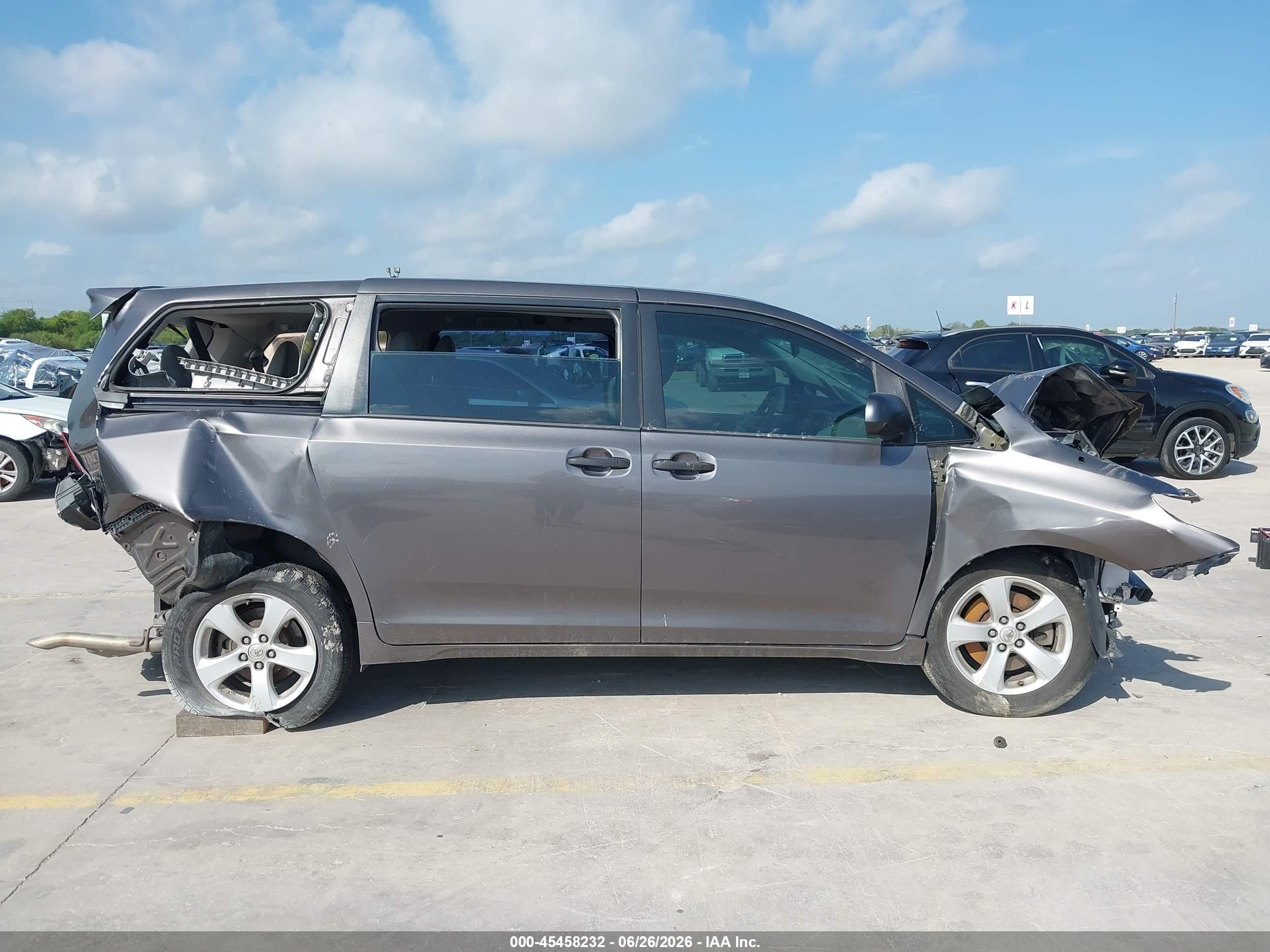 2014 Toyota Sienna L V6 7 Passenger Серый vin: 5TDZK3DC1ES443866