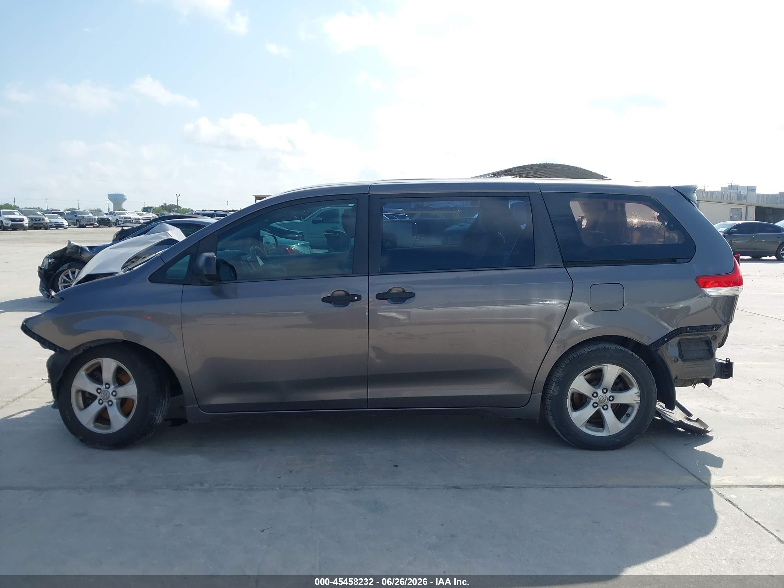 2014 Toyota Sienna L V6 7 Passenger Серый vin: 5TDZK3DC1ES443866
