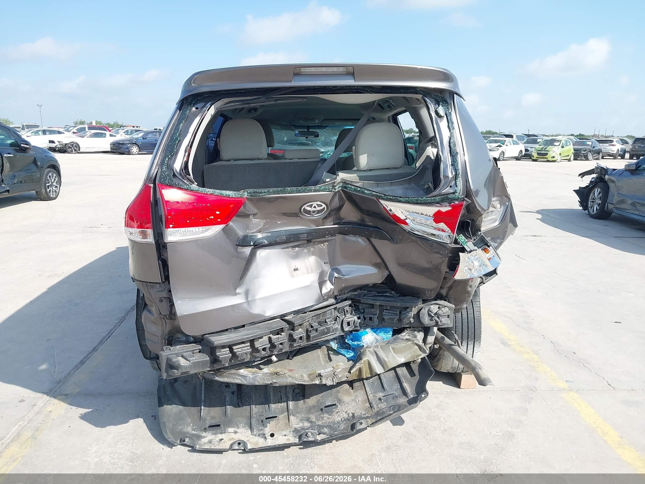 2014 Toyota Sienna L V6 7 Passenger Серый vin: 5TDZK3DC1ES443866