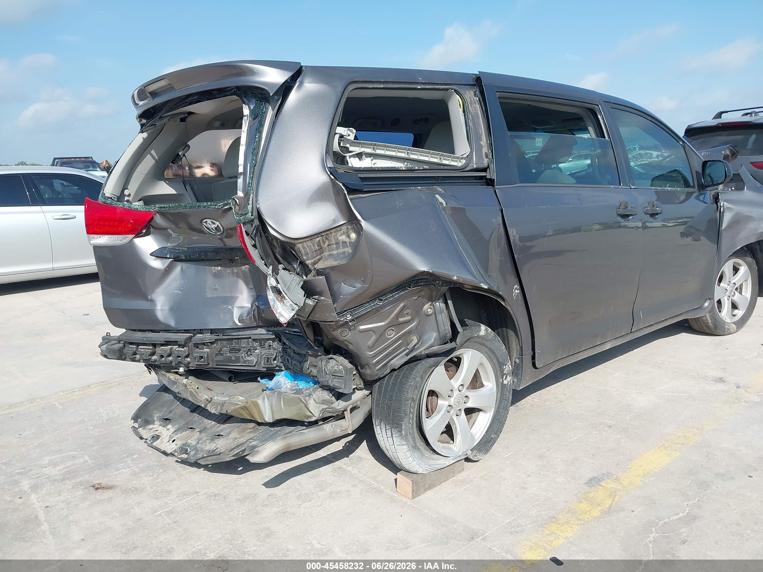 2014 Toyota Sienna L V6 7 Passenger Серый vin: 5TDZK3DC1ES443866