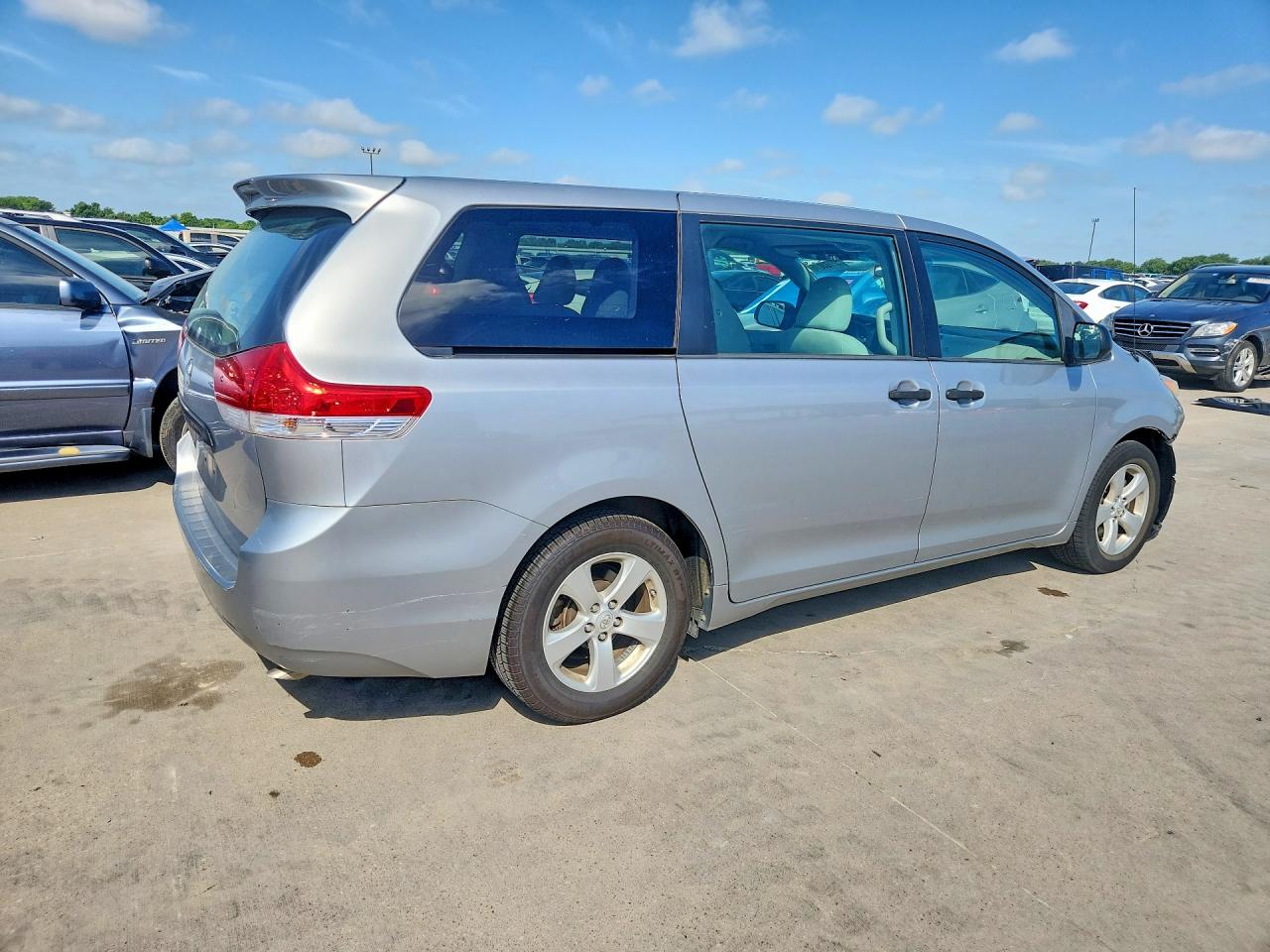 2014 Toyota Sienna L 7-passenger Silver vin: 5TDZK3DC1ES448226