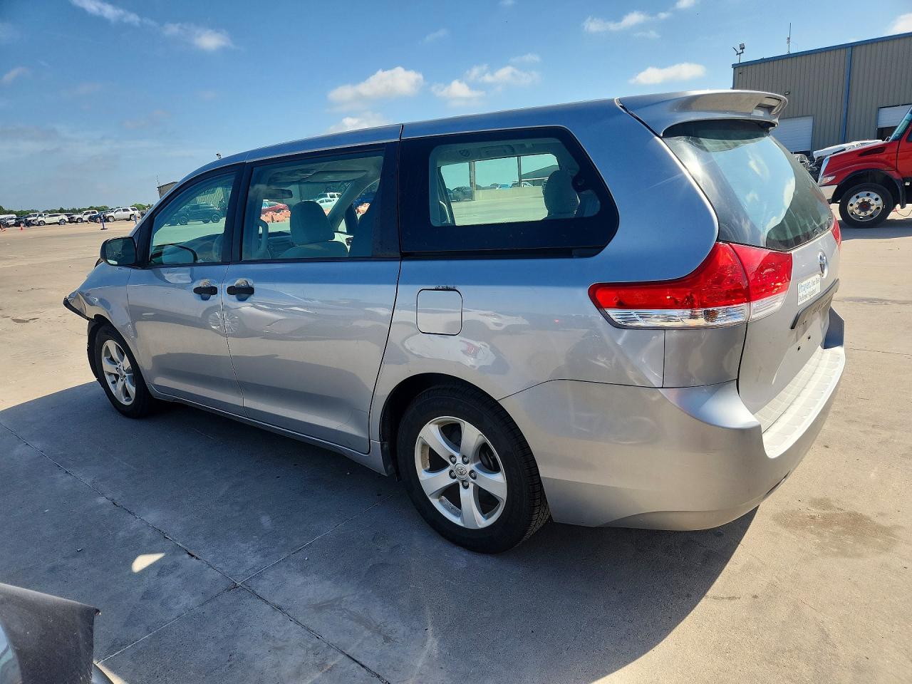 2014 Toyota Sienna L 7-passenger Silver vin: 5TDZK3DC1ES448226