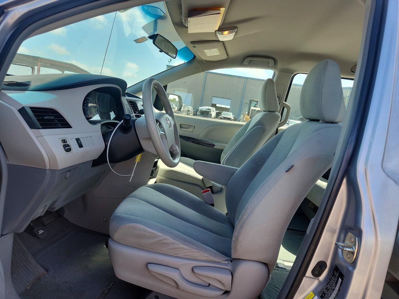 2014 Toyota Sienna L 7-passenger Silver vin: 5TDZK3DC1ES448226