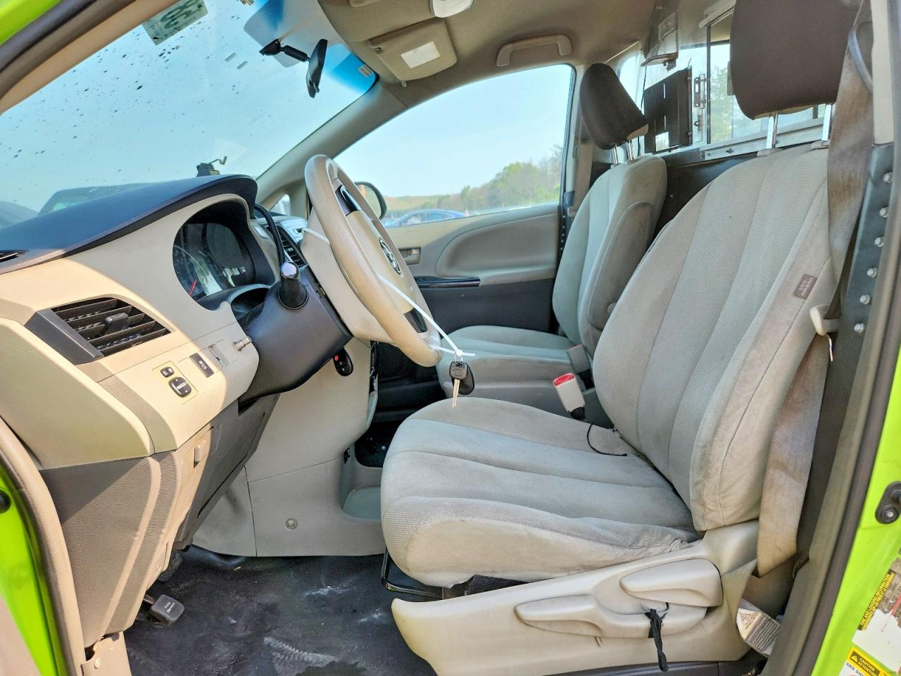2014 Toyota Sienna L 7-passenger Green vin: 5TDZK3DC1ES480352