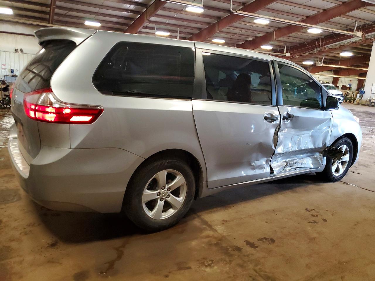 2015 Toyota Sienna L 7-passenger Серебряный vin: 5TDZK3DC1FS529986