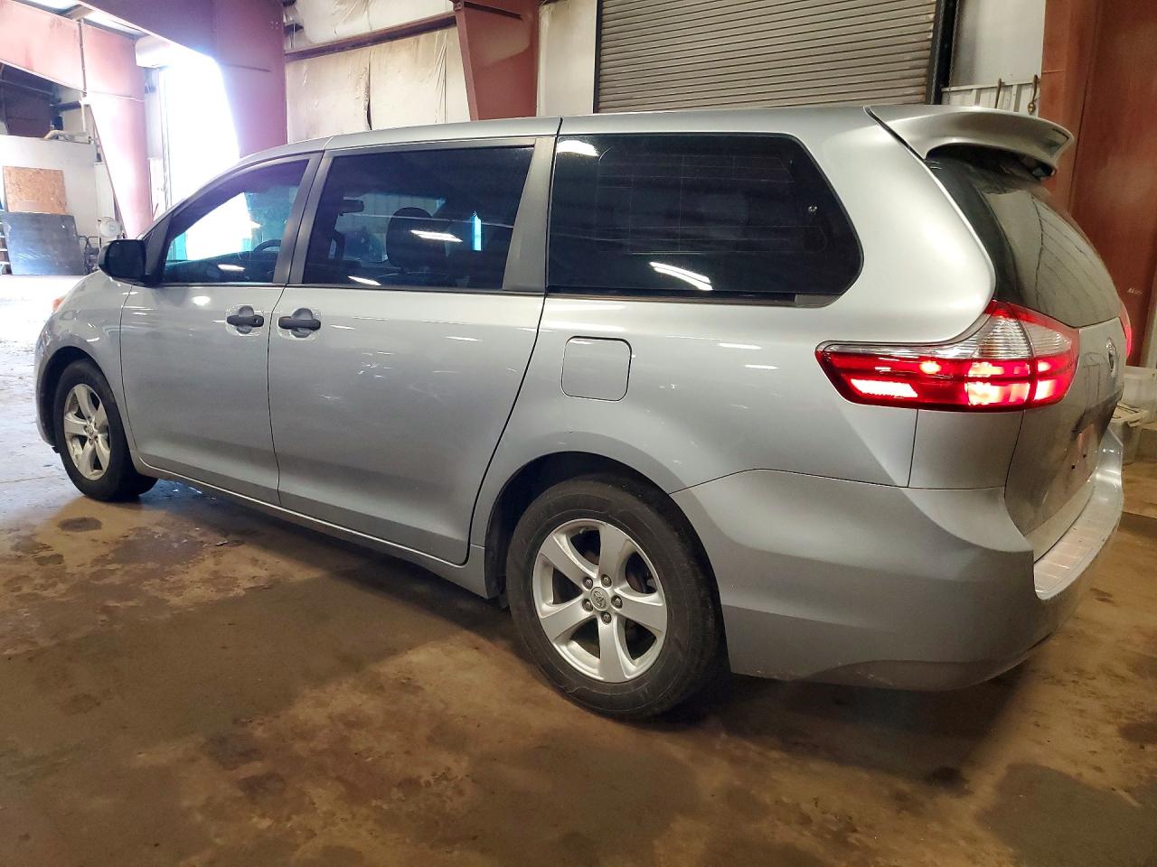2015 Toyota Sienna L 7-passenger Серебряный vin: 5TDZK3DC1FS529986