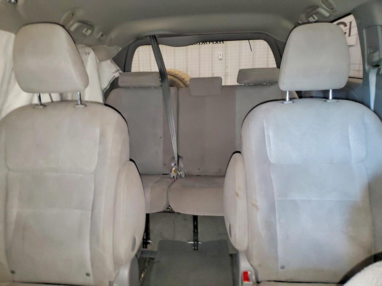 2015 Toyota Sienna L 7-passenger Серебряный vin: 5TDZK3DC1FS529986