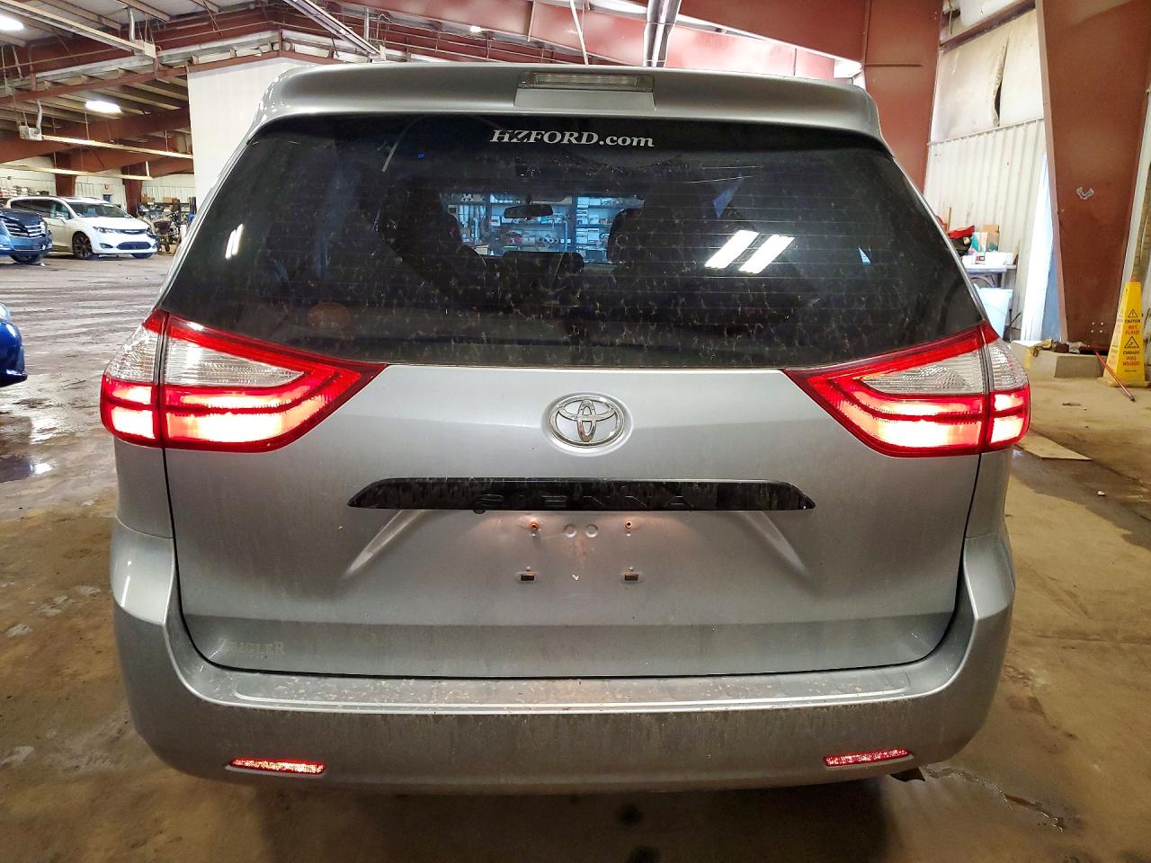 2015 Toyota Sienna L 7-passenger Серебряный vin: 5TDZK3DC1FS529986