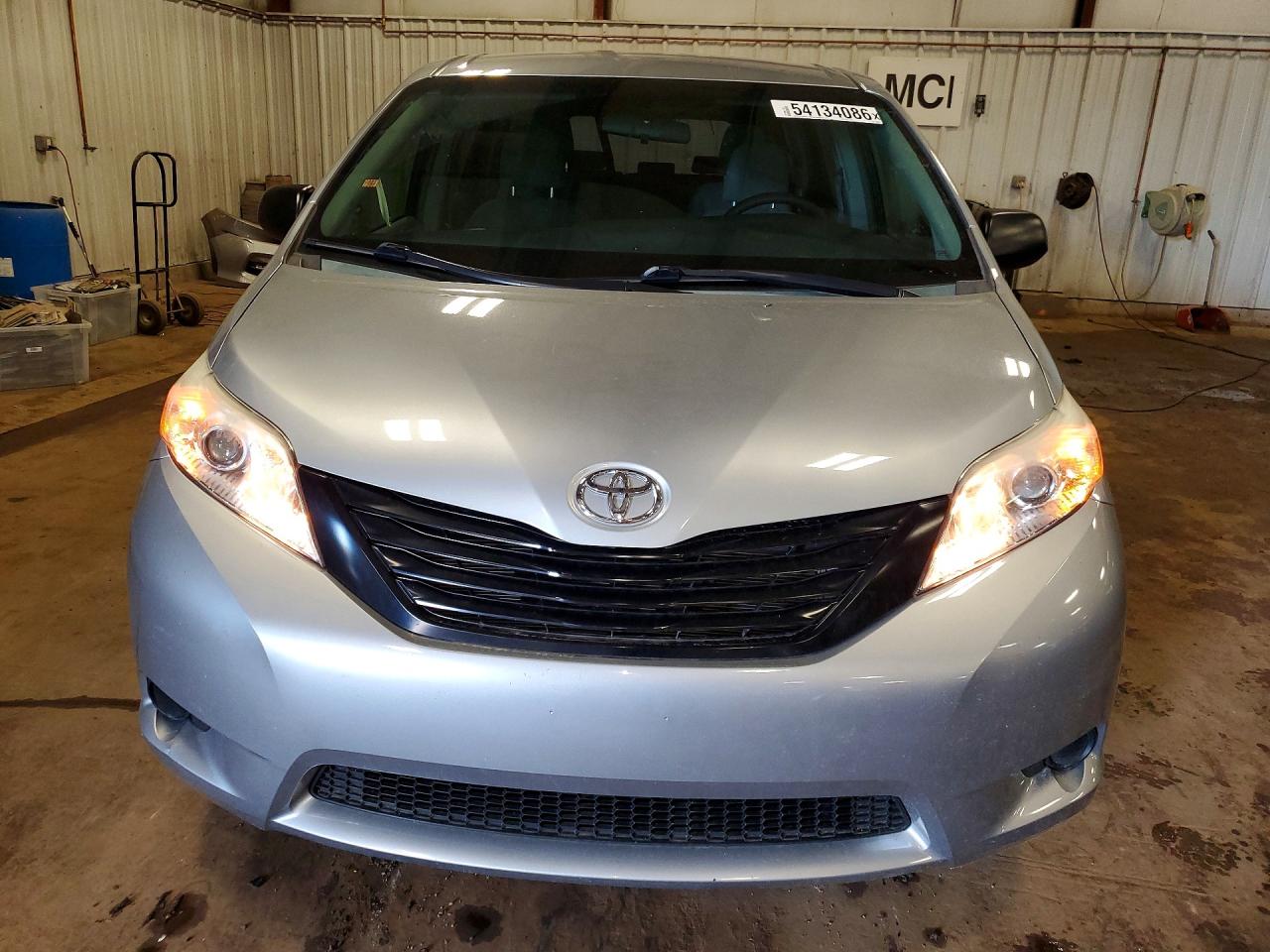 2015 Toyota Sienna L 7-passenger Серебряный vin: 5TDZK3DC1FS529986