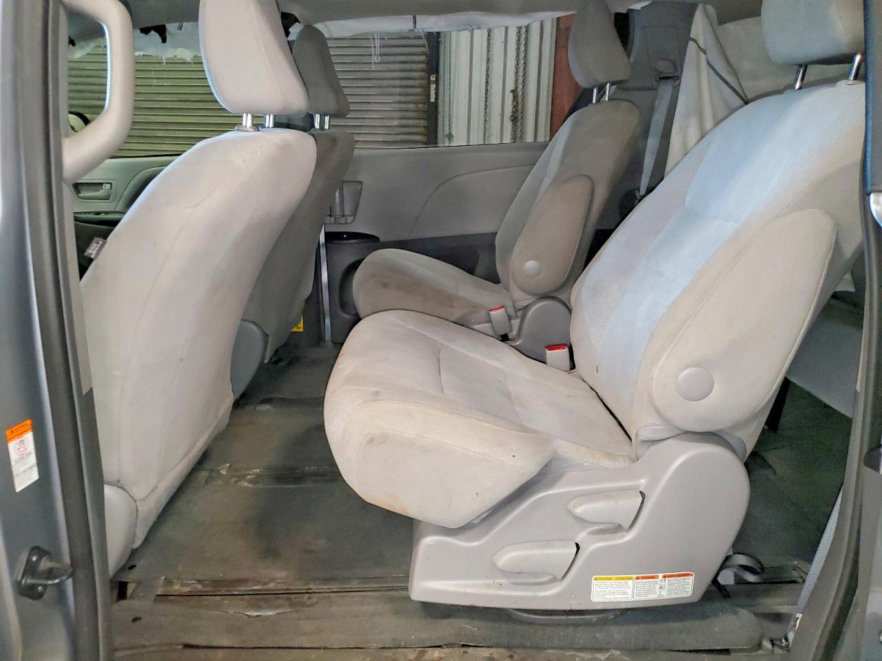 2015 Toyota Sienna L 7-passenger Серебряный vin: 5TDZK3DC1FS529986