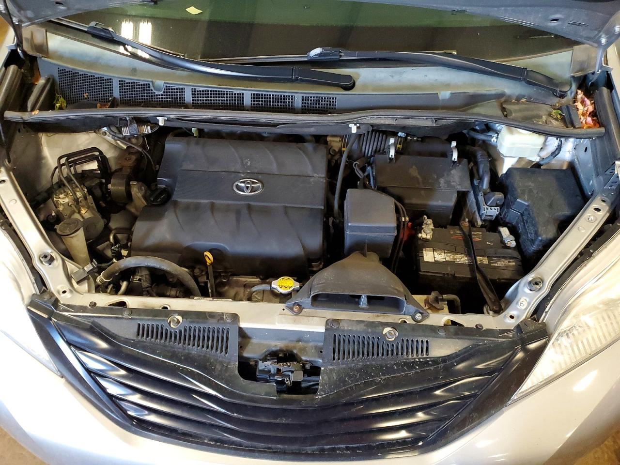 2015 Toyota Sienna L 7-passenger Серебряный vin: 5TDZK3DC1FS529986