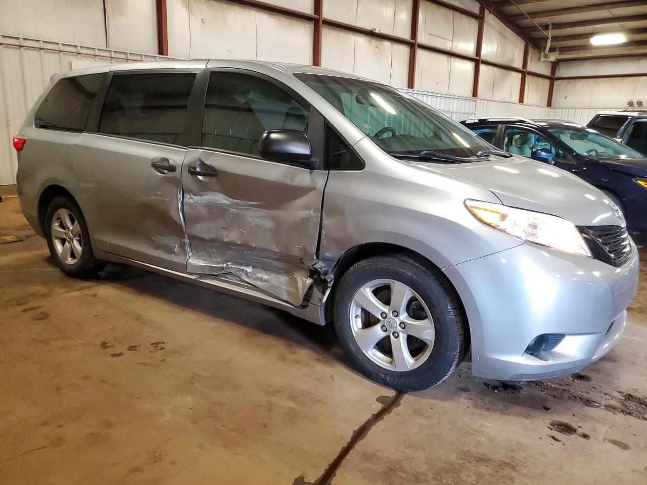 2015 Toyota Sienna L 7-passenger Серебряный vin: 5TDZK3DC1FS529986